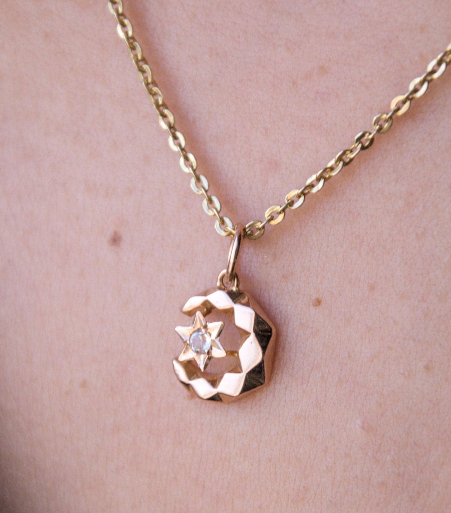 Pendentif ancien symbole lunaire en or 18k et diamant, représentant un croissant de lune et une étoile
