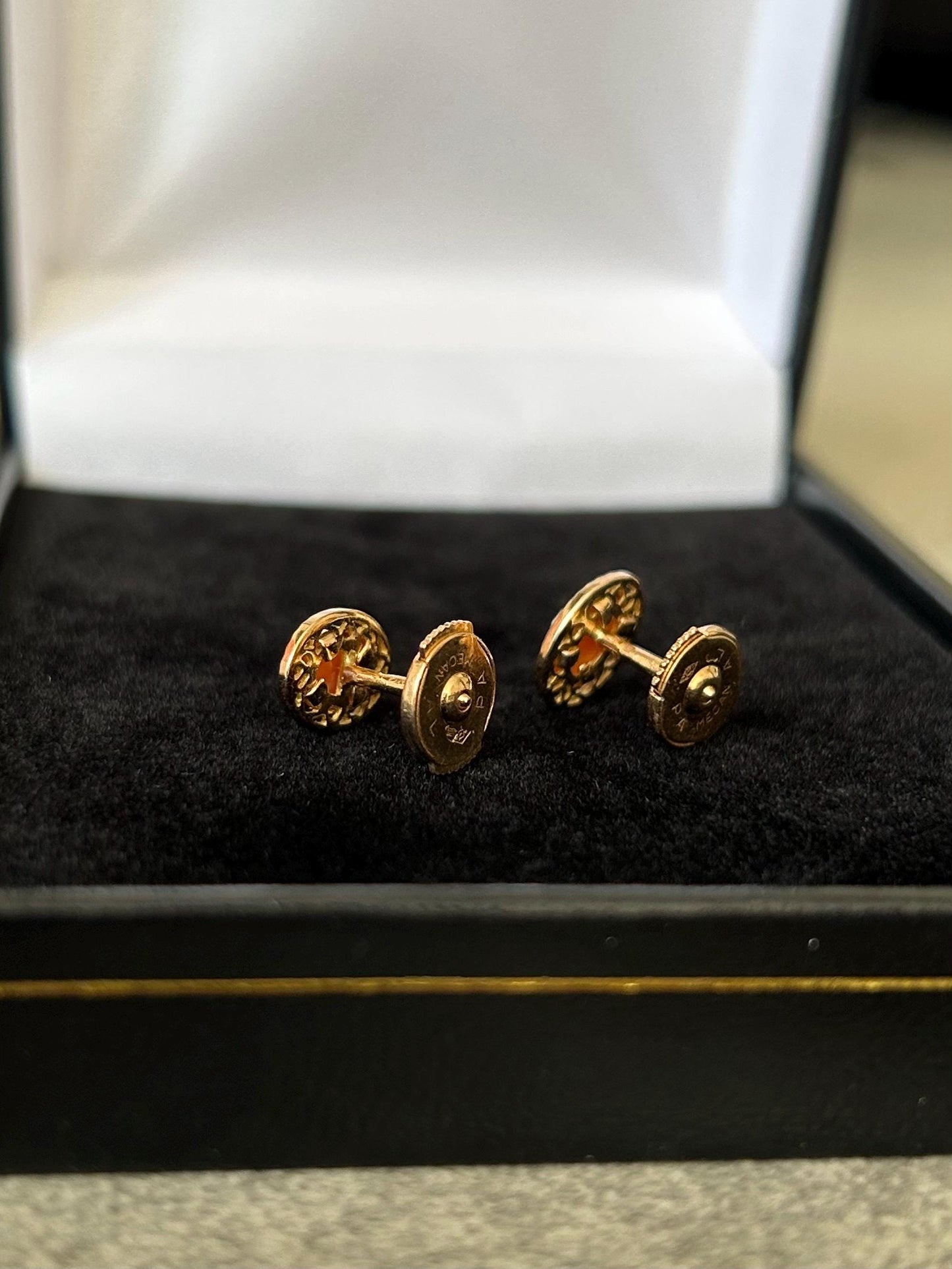 Puces d’oreilles vintage camées en or 18k, Profil sculpté, Fermoir Alpa sécurisé
