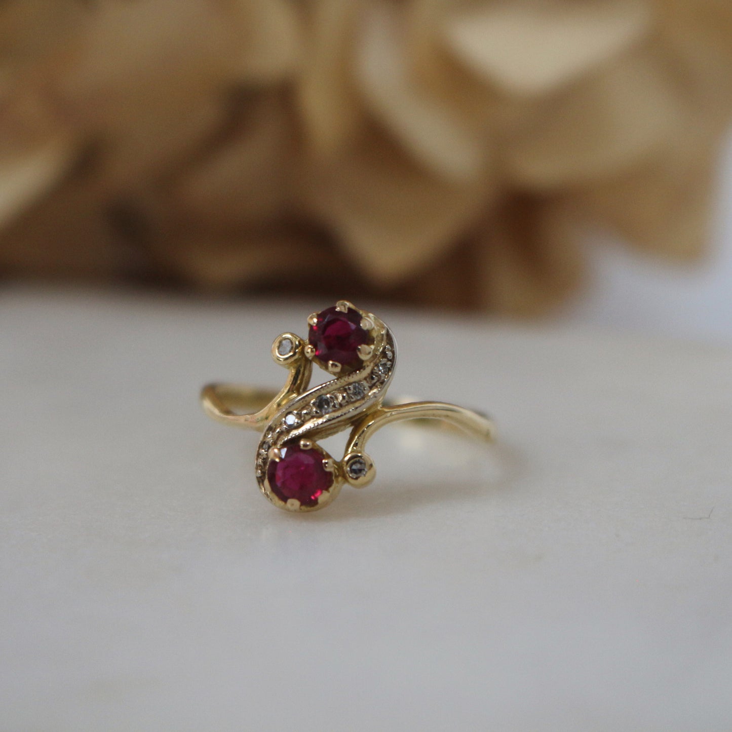 Bague "Toi et Moi " en or 18K ornée de deux rubis et de deux diamants