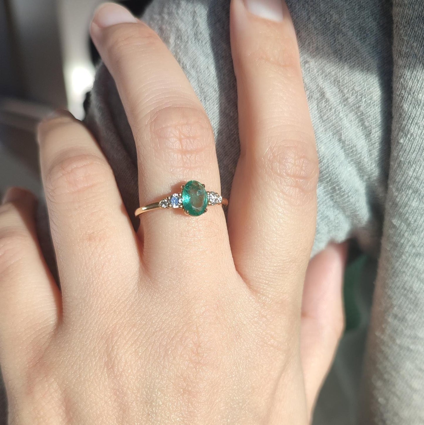 Bague solitaire vintage en or jaune 18K émeraude ovale 0,7 ct et diamants brillants