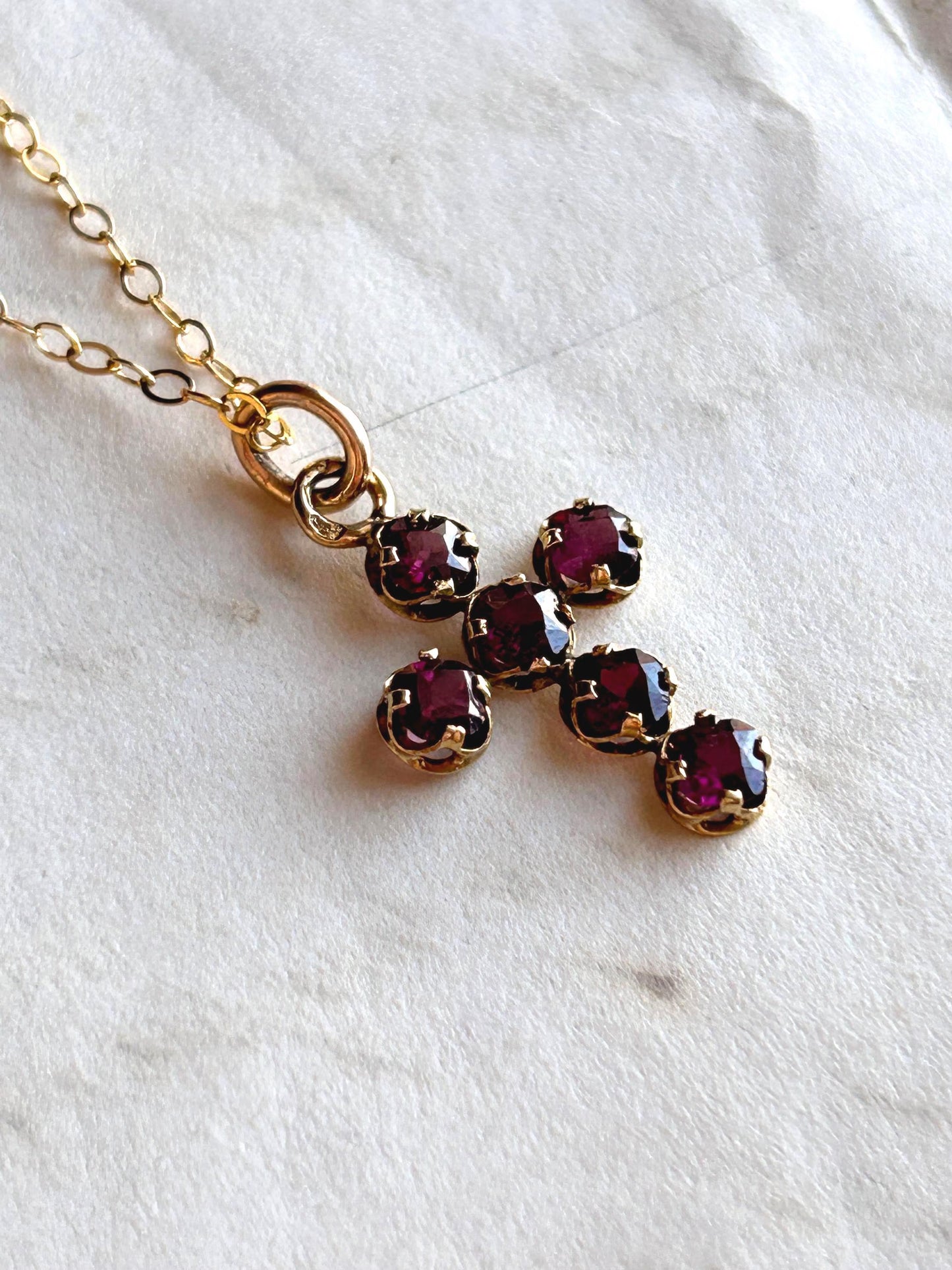 Pendentif croix grenats or jaune 18k bijou ancien XIXe siècle