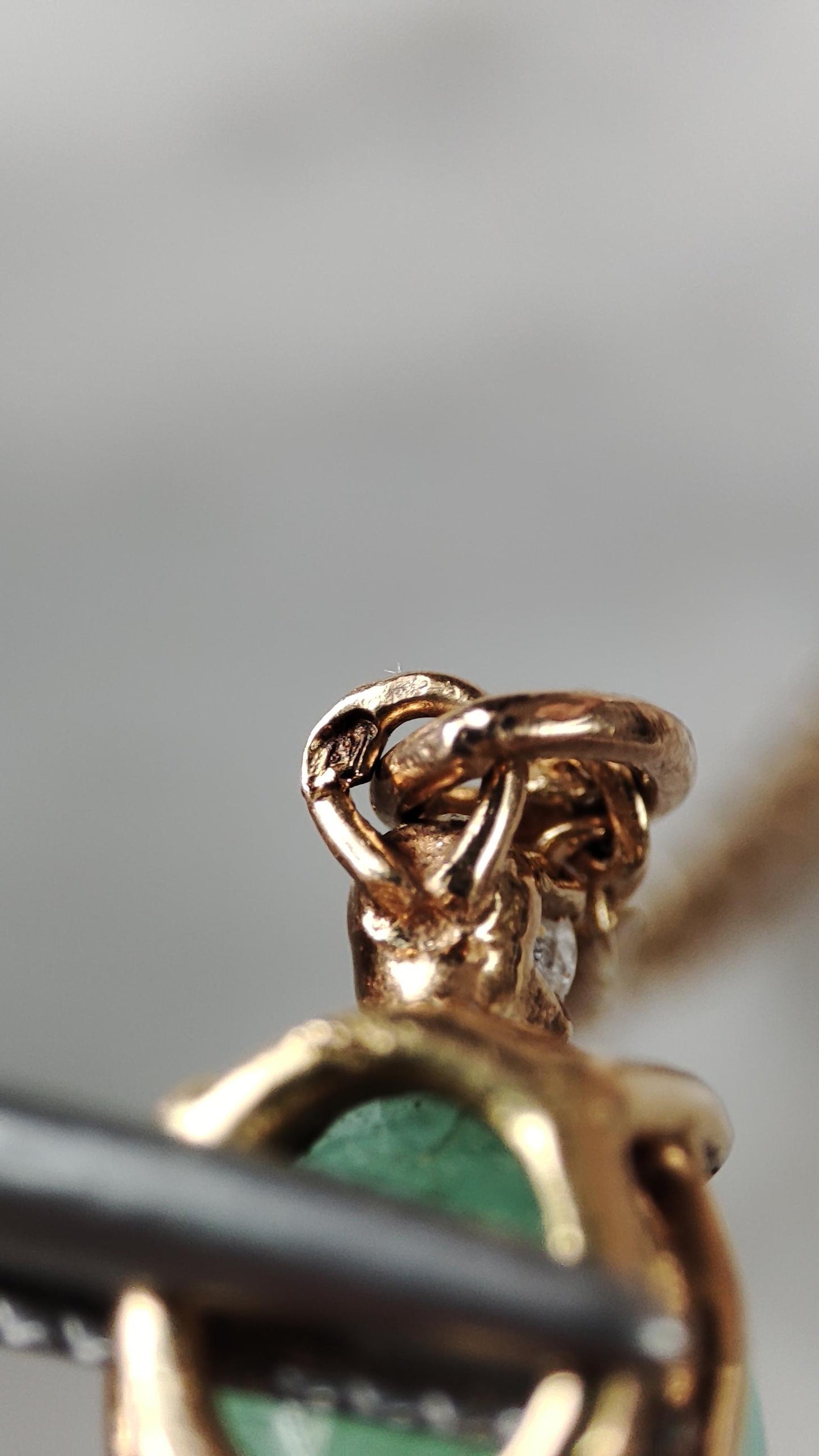 Pendentif en or jaune 18K, émeraude ovale env. 1,7 ct et diamant – bijou fin et élégant