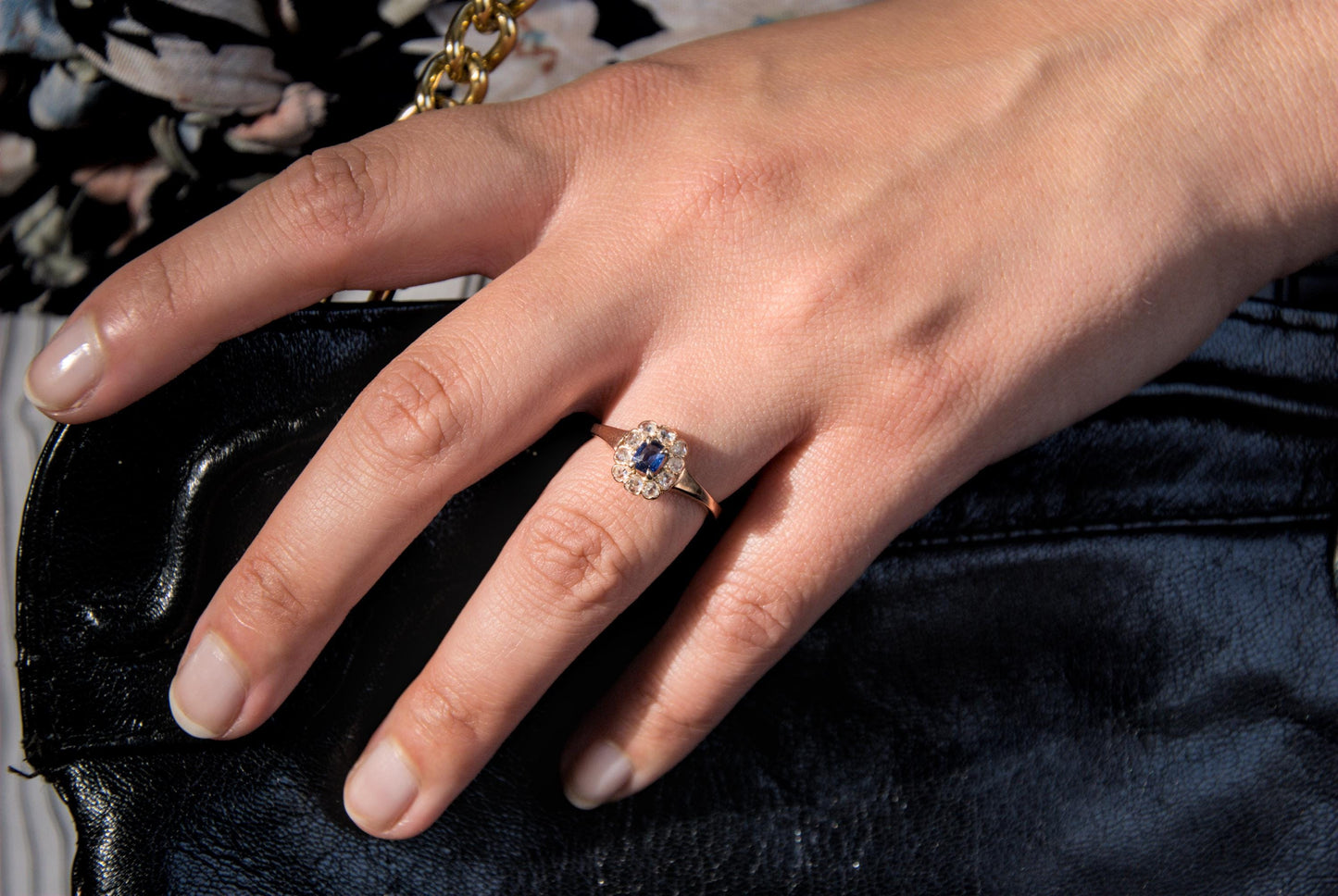 Bague de fiançailles marguerite Belle époque, or 18k saphir bleu et entourage diamants