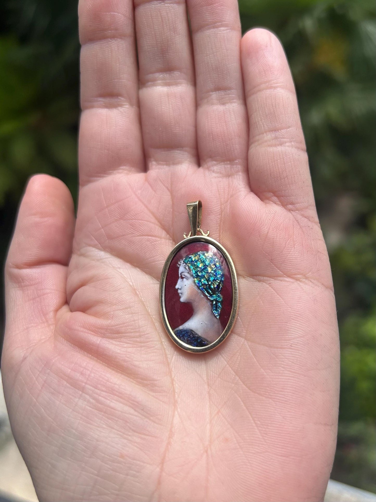 Pendentif en or jaune 18K avec émail de Limoges signé "Bétourné M profil de femme