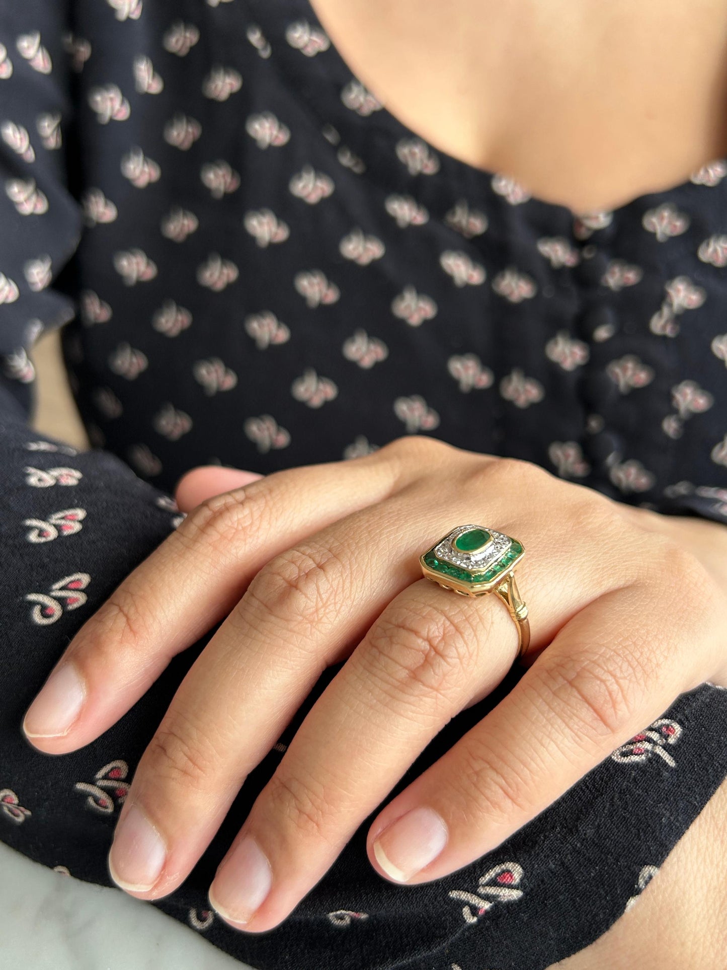 Bague ancienne style Art déco entourage octogonale émeraudes et diamants en or 18k