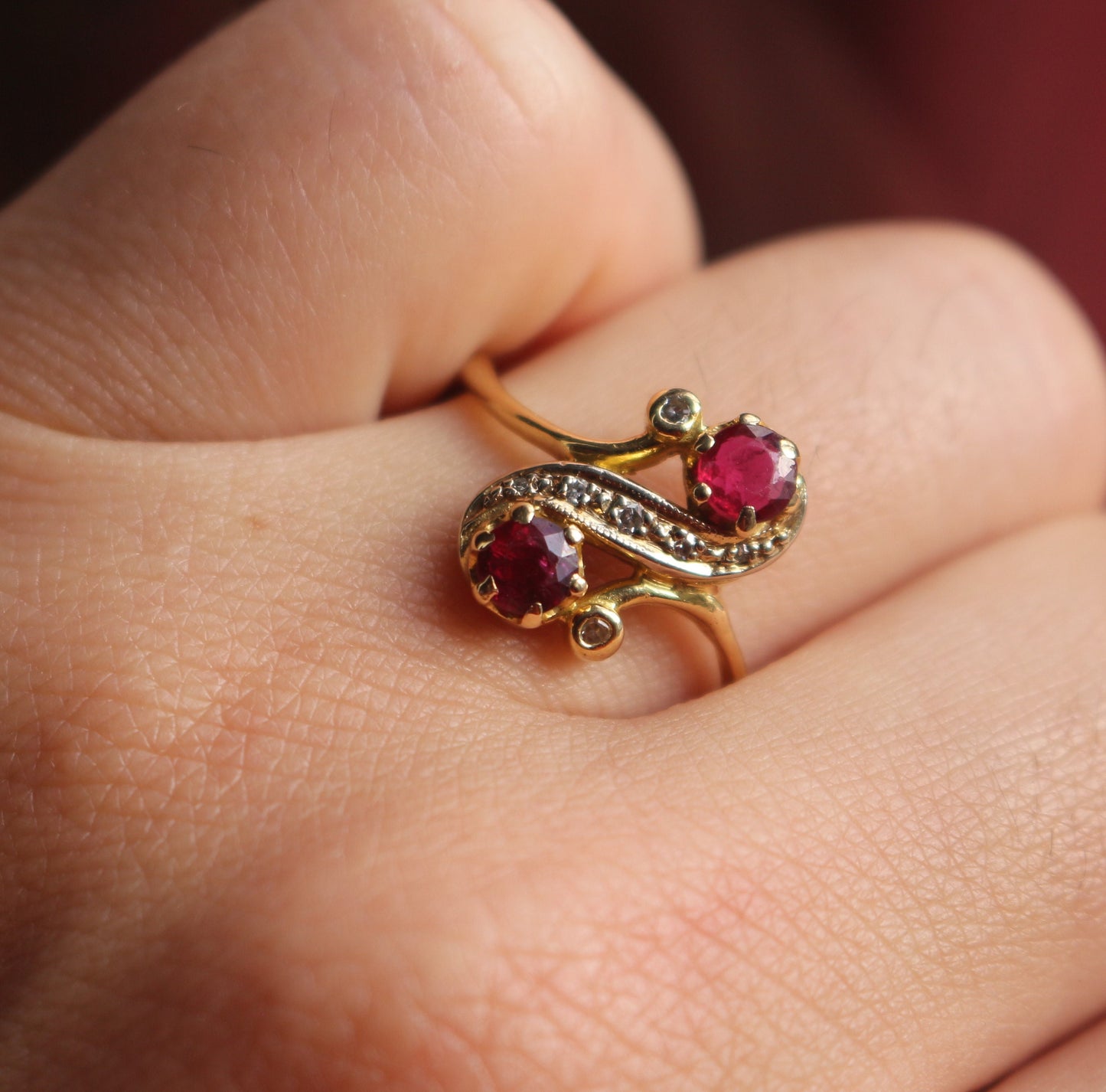 Bague "Toi et Moi " en or 18K ornée de deux rubis et de deux diamants