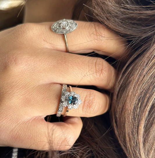 Bague ancienne Art Déco en or 18k avec saphir ovale et diamants, bijou vintage années 1920