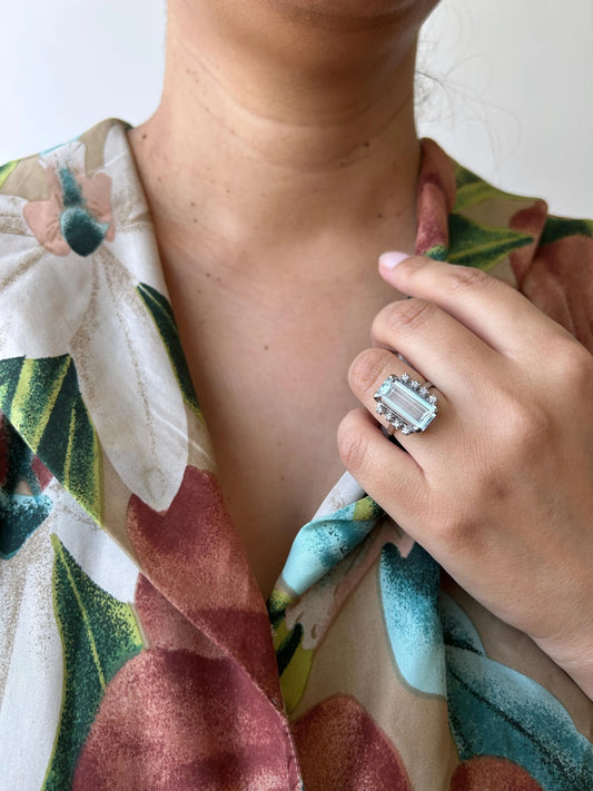 Bague cocktail vintage en or blanc 18K, aigue-marine taille émeraude d'environ 4,5 ct et diamants