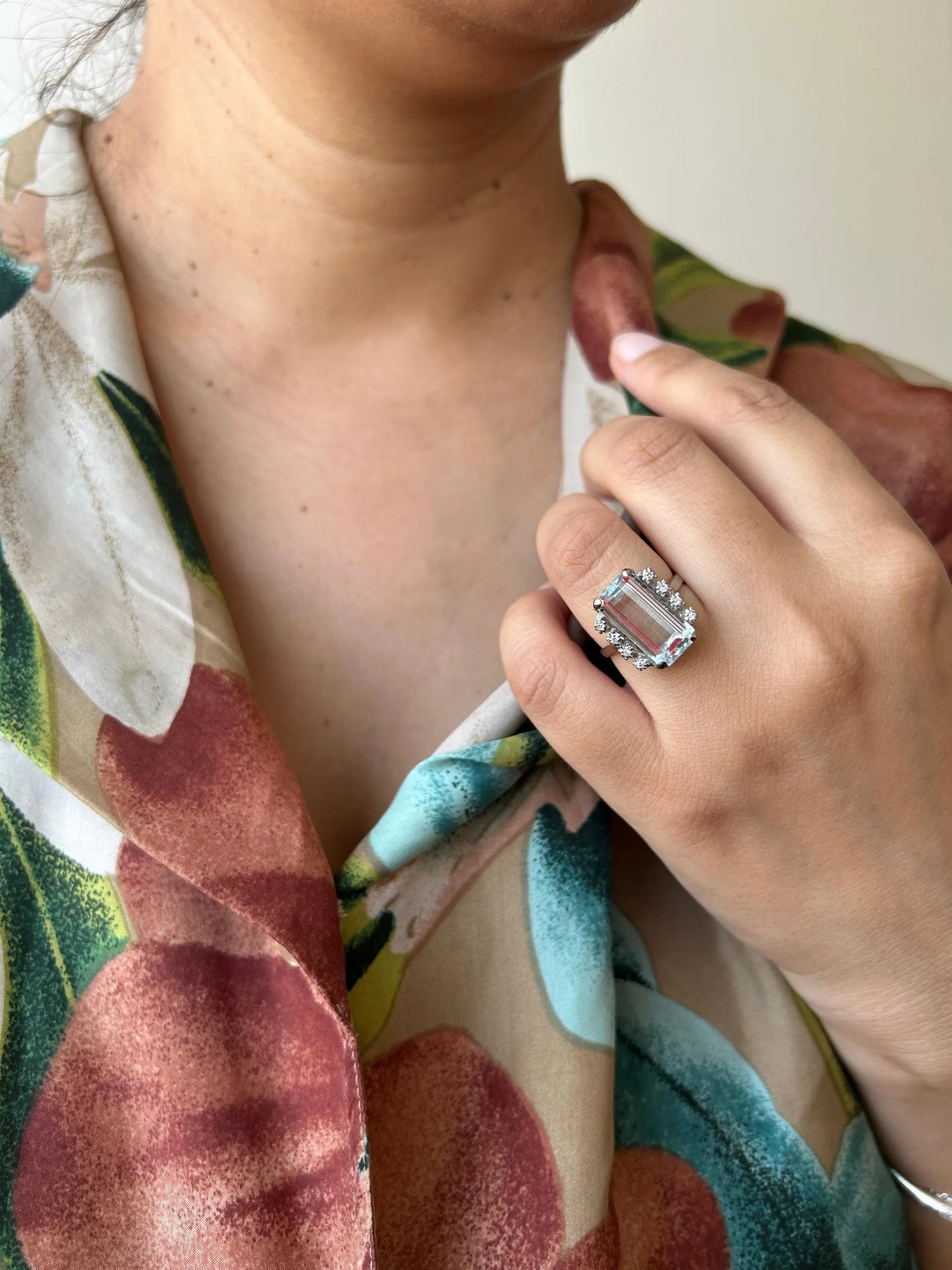 Bague cocktail vintage en or blanc 18K, aigue-marine taille émeraude d'environ 4,5 ct et diamants