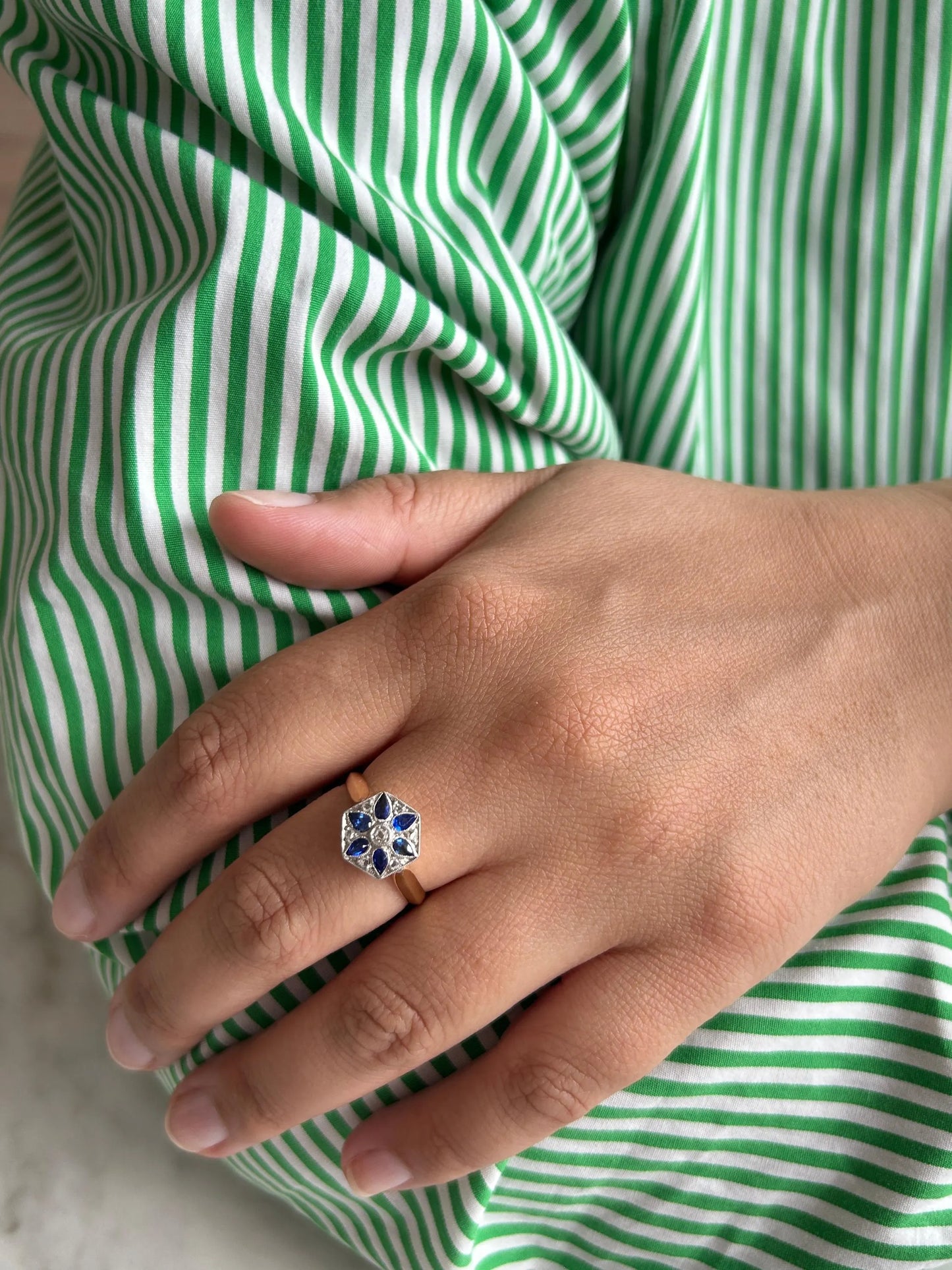 Bague Art Déco française en or 18k, saphirs naturels et diamants taille rose