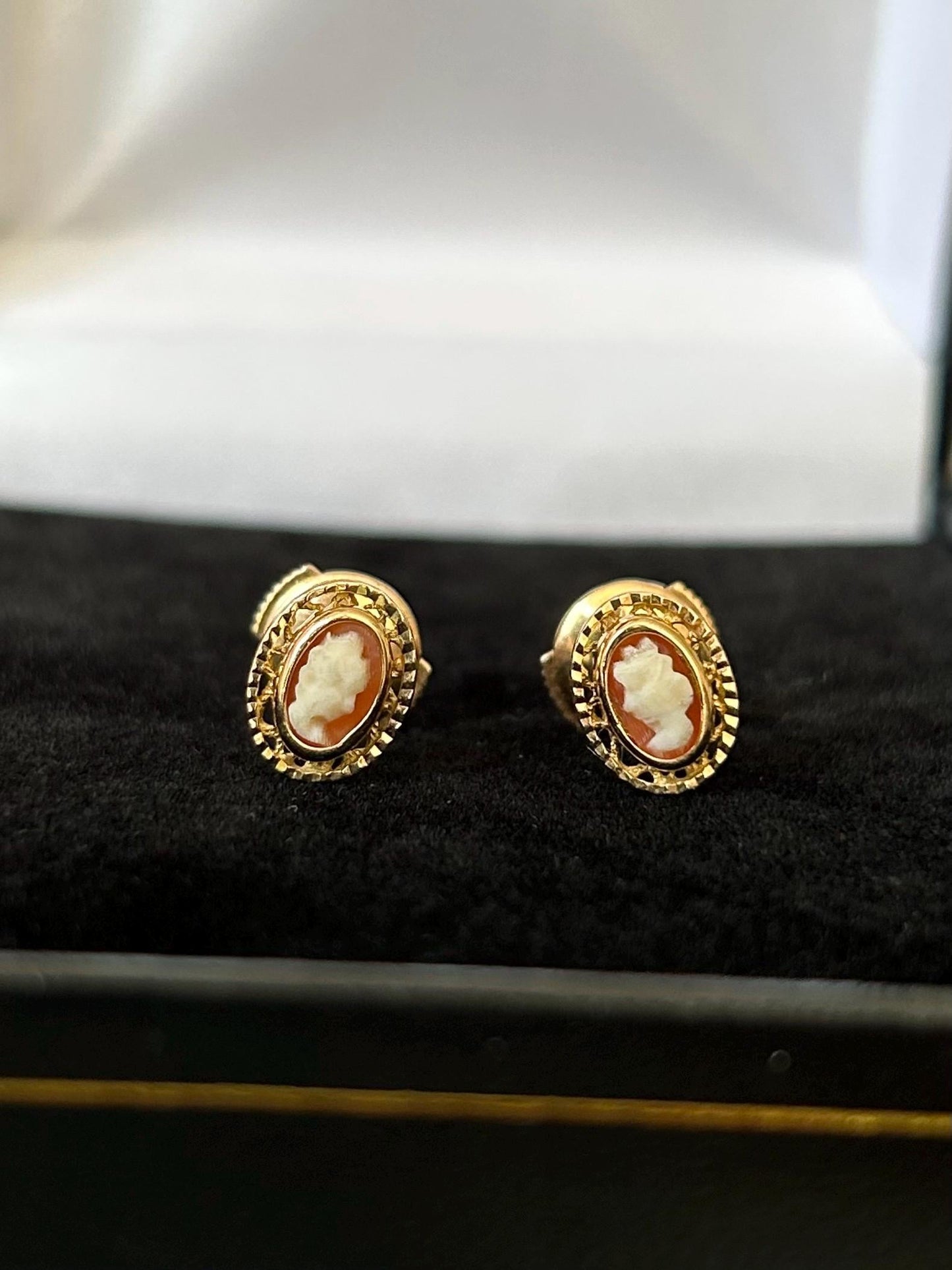 Puces d’oreilles vintage camées en or 18k, Profil sculpté, Fermoir Alpa sécurisé