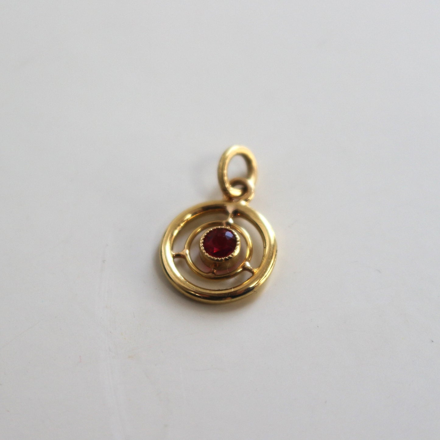 Pendentif cercles concentriques en or jaune 18k avec grenat naturel