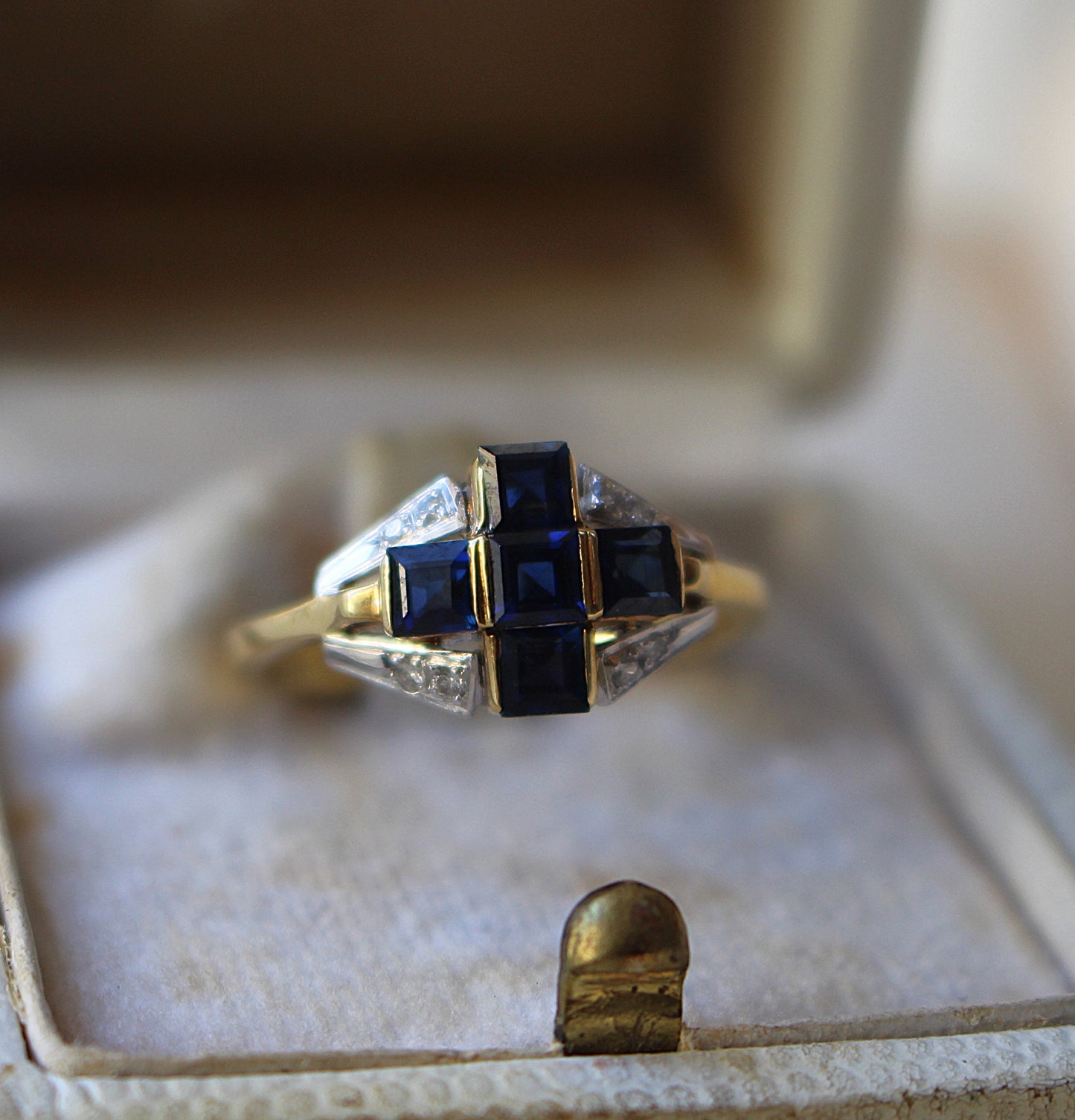 Bague Art Déco or 18 carats ornée des saphirs et des diamants motif croix