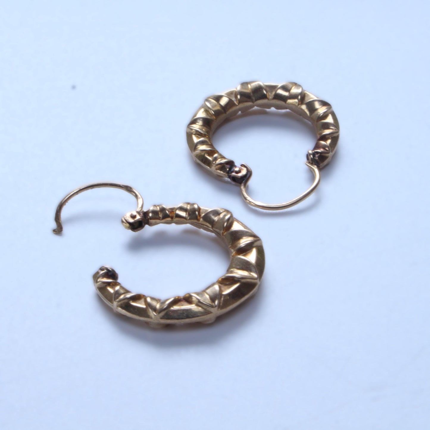 Créoles Vintage texturées en or 18K, Elégantes boucles d’oreilles anciennes