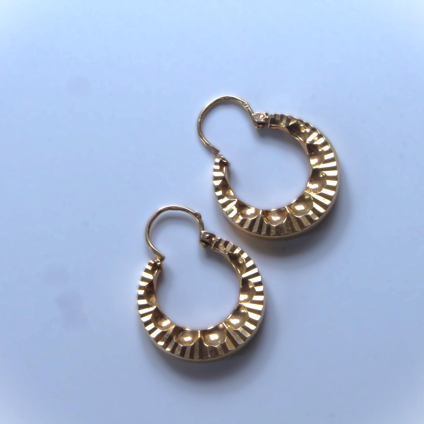 Créoles vintage texturées striées en or jaune 18k, élégantes boucles d’oreilles anciennes