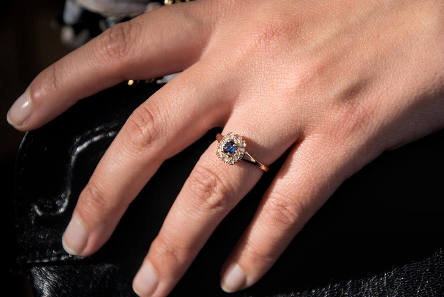 Bague de fiançailles marguerite Belle époque, or 18k saphir bleu et entourage diamants