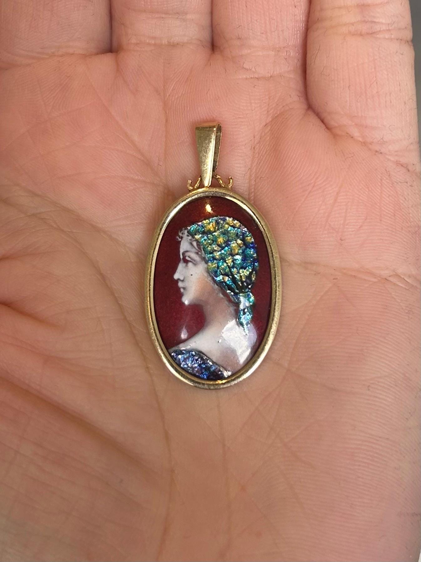 Pendentif en or jaune 18K avec émail de Limoges signé "Bétourné M profil de femme