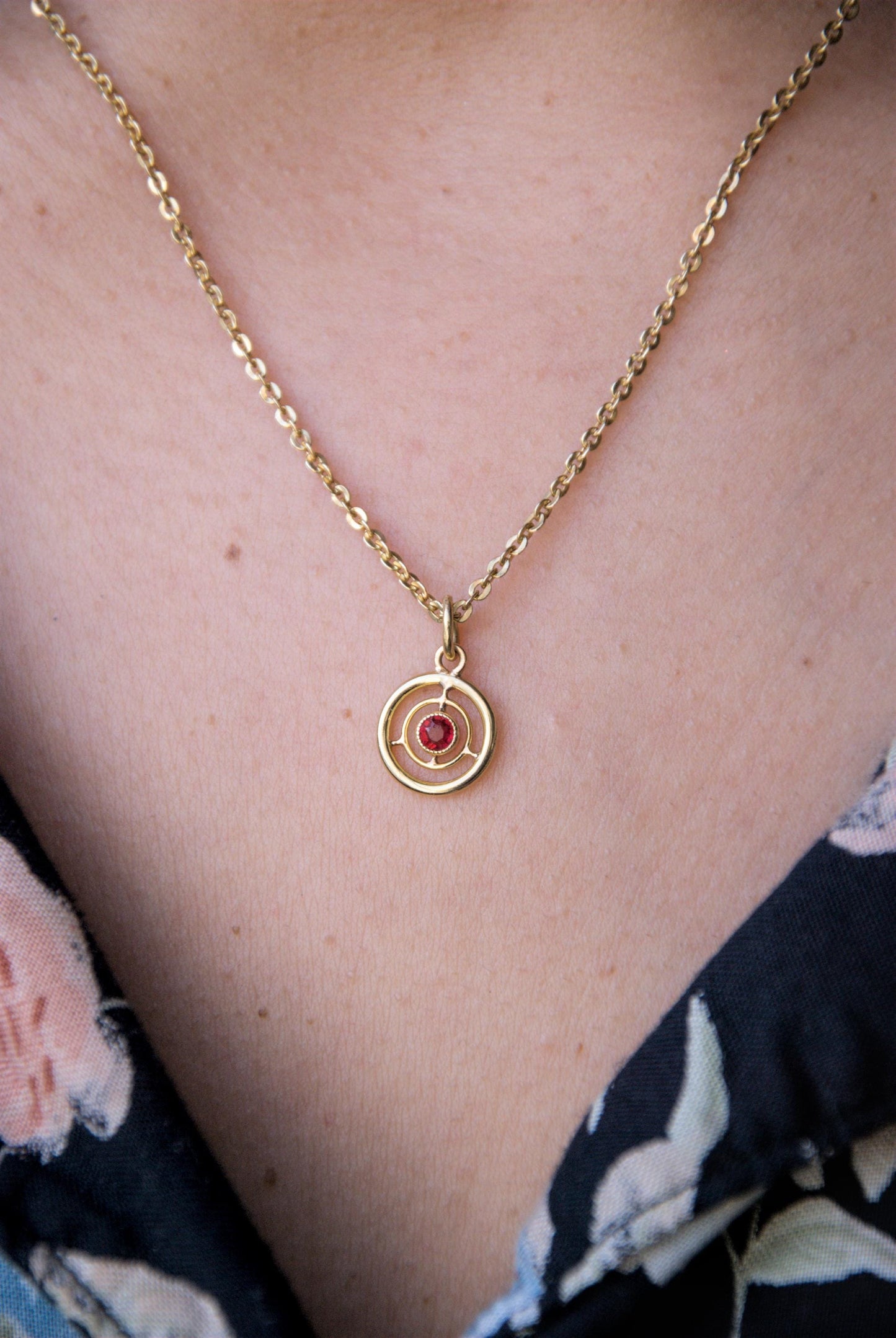 Pendentif cercles concentriques en or jaune 18k avec grenat naturel