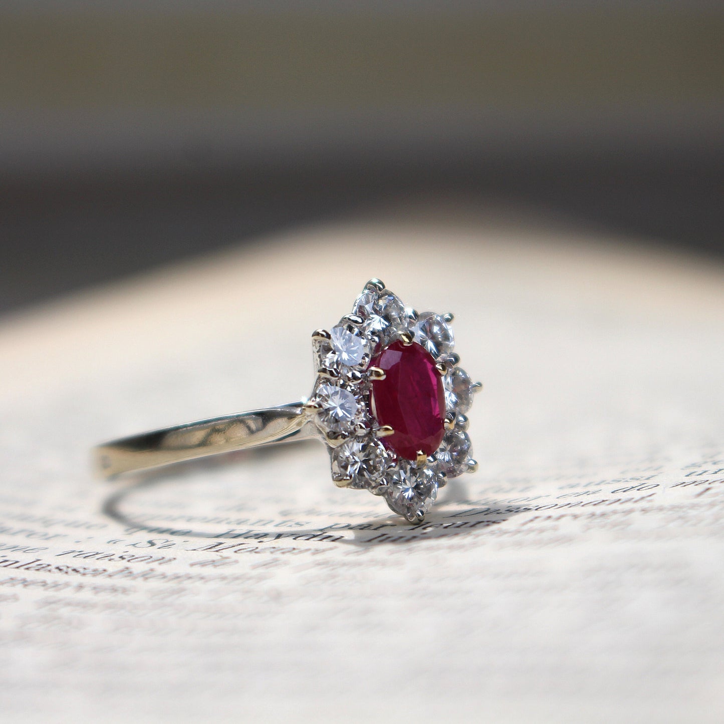 Bague de fiançailles marguerite en or blanc 18k avec rubis entourage diamants