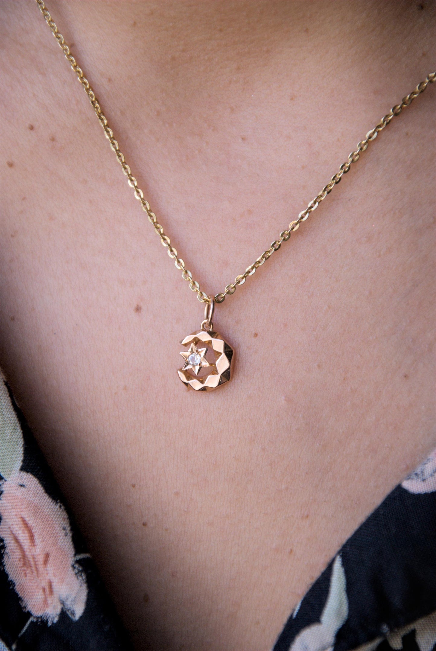 Pendentif ancien symbole lunaire en or 18k et diamant, représentant un croissant de lune et une étoile