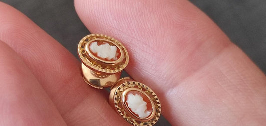 Puces d’oreilles vintage camées en or 18k, Profil sculpté, Fermoir Alpa sécurisé