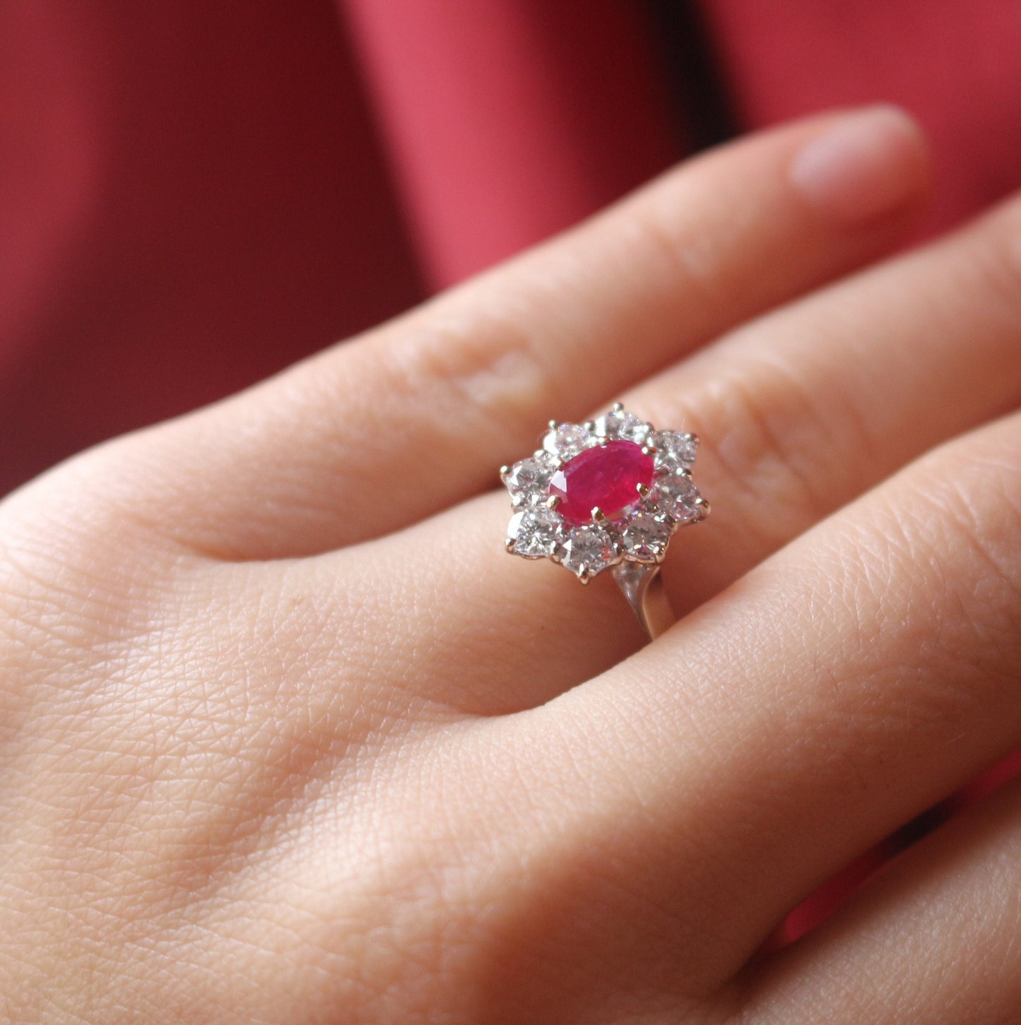 Bague de fiançailles marguerite en or blanc 18k avec rubis entourage diamants