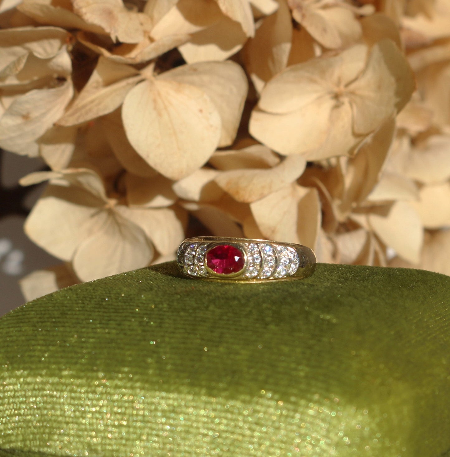 Bague de fiançailles ancienne en Or 14K sertie d'un rubis et entourage de pierres blanches