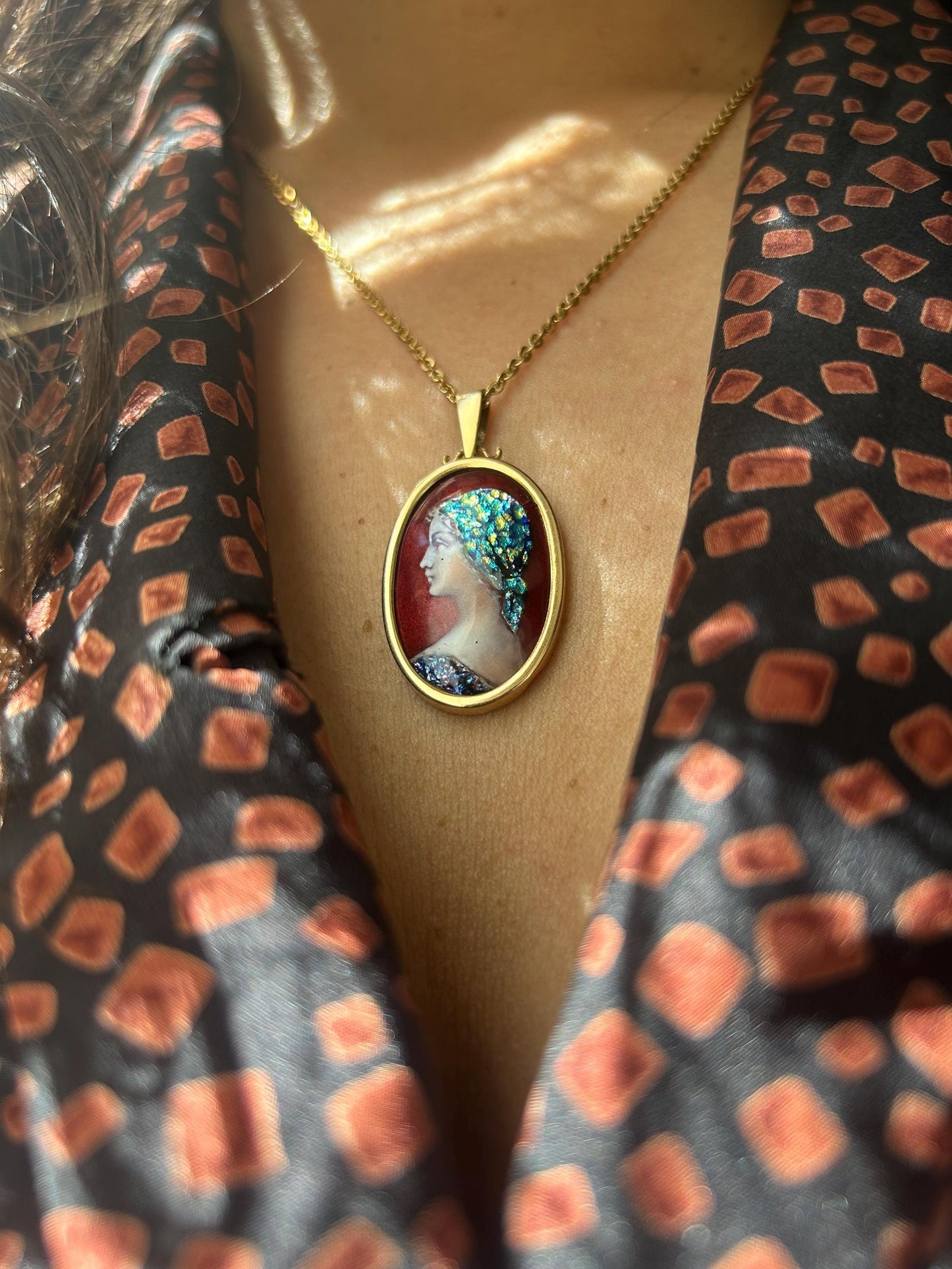 Pendentif en or jaune 18K avec émail de Limoges signé "Bétourné M profil de femme