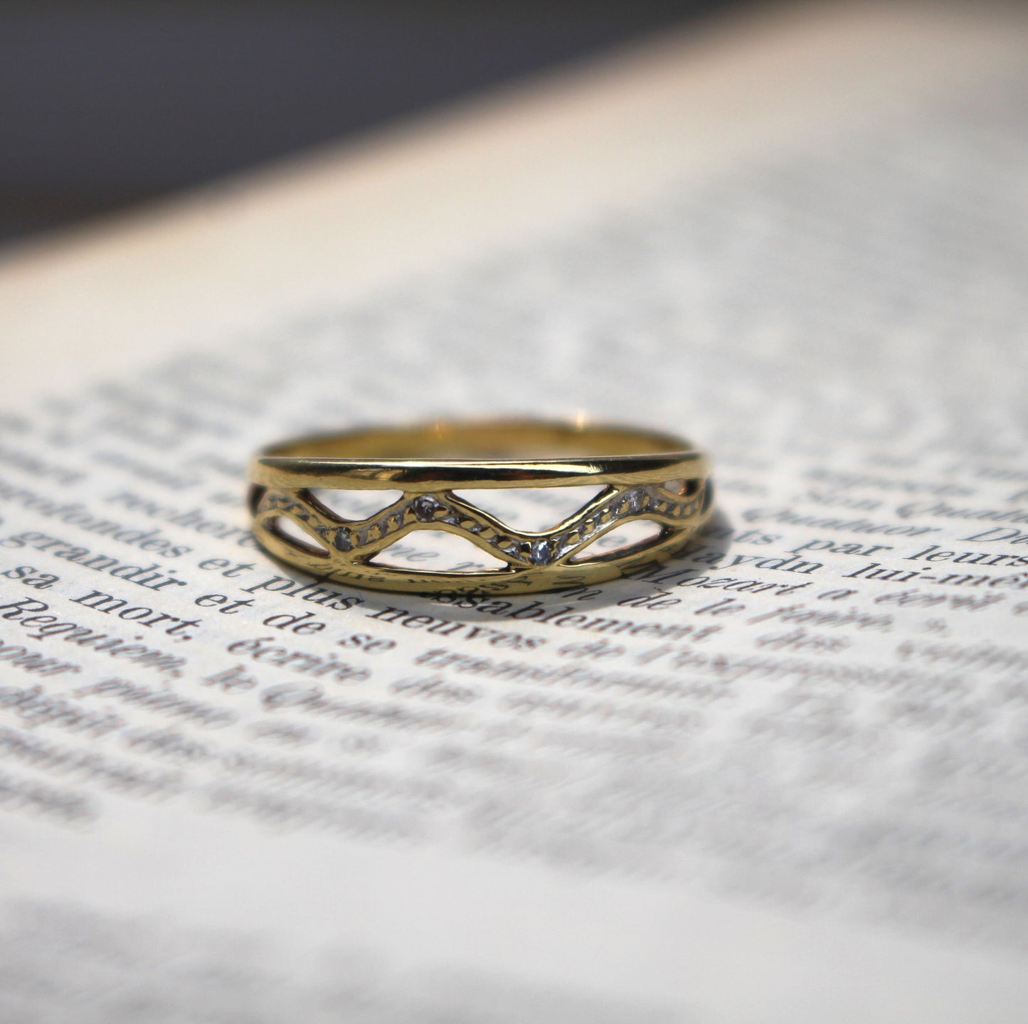 Bague vintage serpent ajourée en or jaune 18K – motif ondulé, diamants