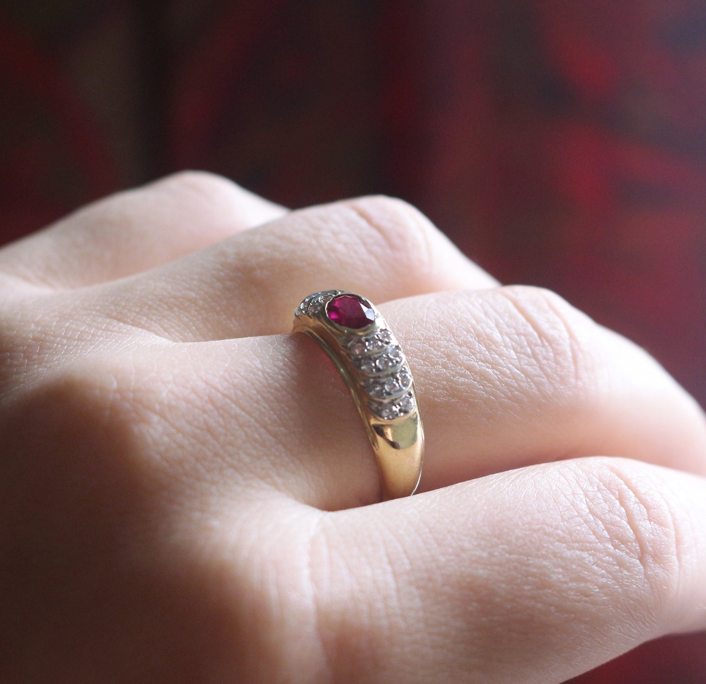 Bague de fiançailles ancienne en Or 14K sertie d'un rubis et entourage de pierres blanches