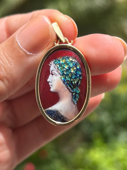 Pendentif en or jaune 18K avec émail de Limoges signé "Bétourné M profil de femme