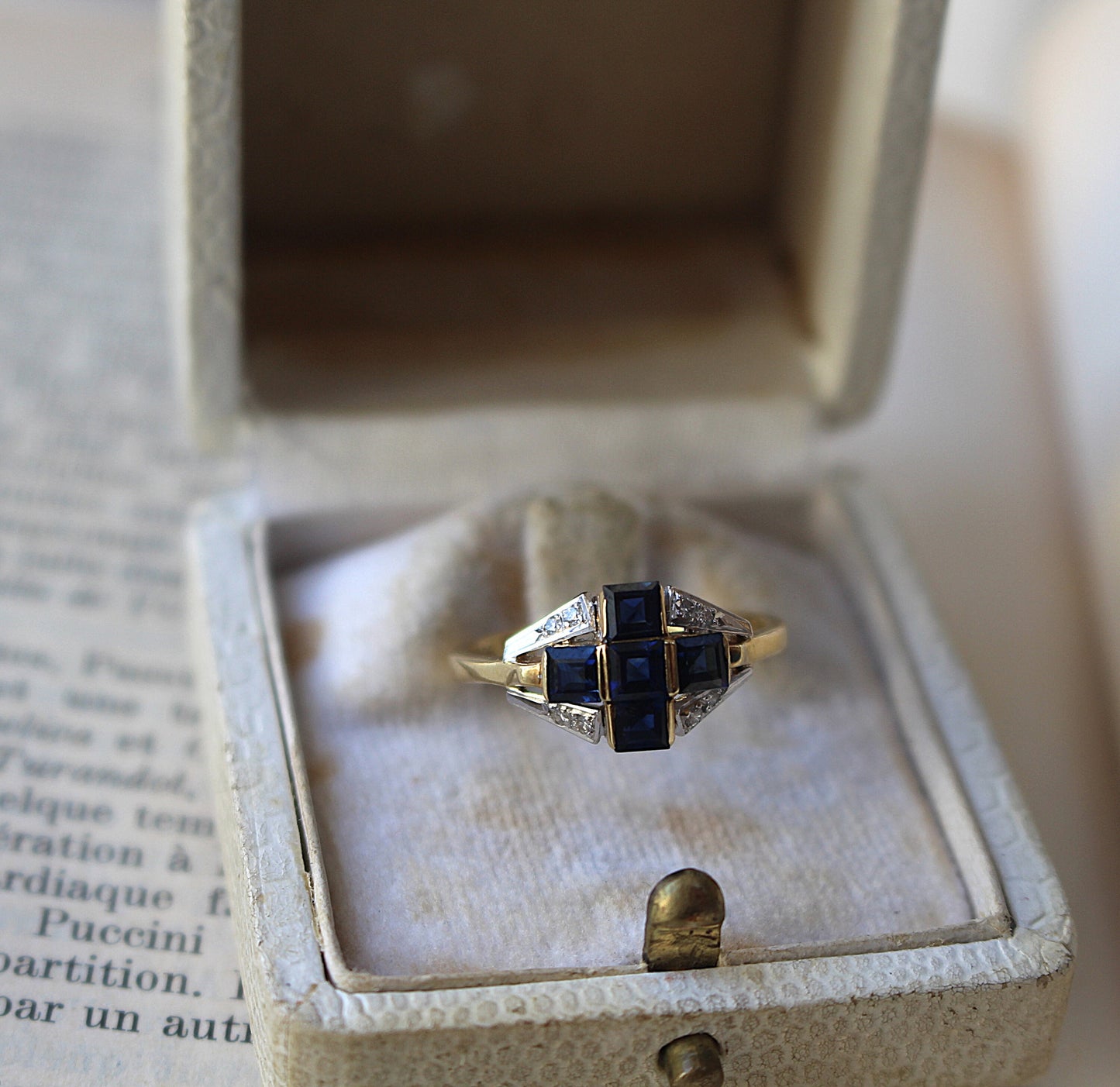 Bague Art Déco or 18 carats ornée des saphirs et des diamants motif croix