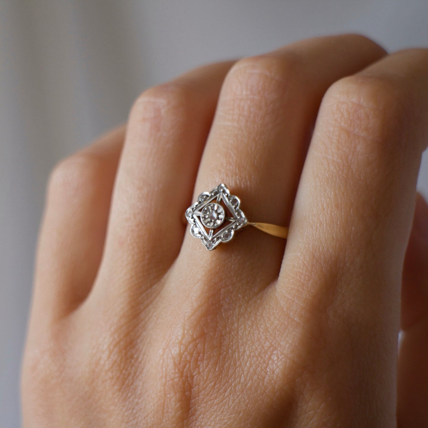 Bague ancienne Art Déco en or 18k (750/1000e) et diamant – bijou vintage années 1920, bague géométrique ajourée