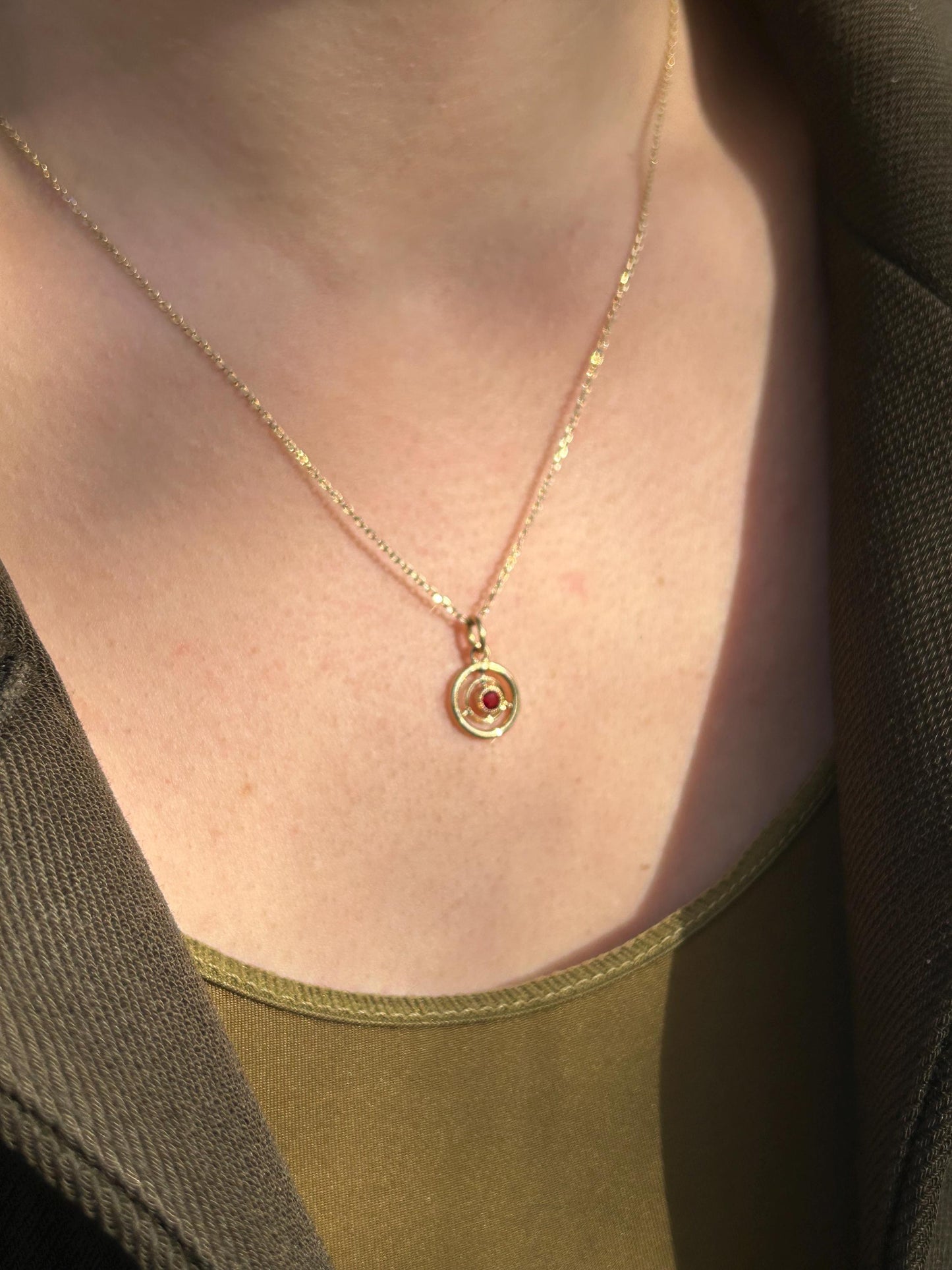 Pendentif cercles concentriques en or jaune 18k avec grenat naturel