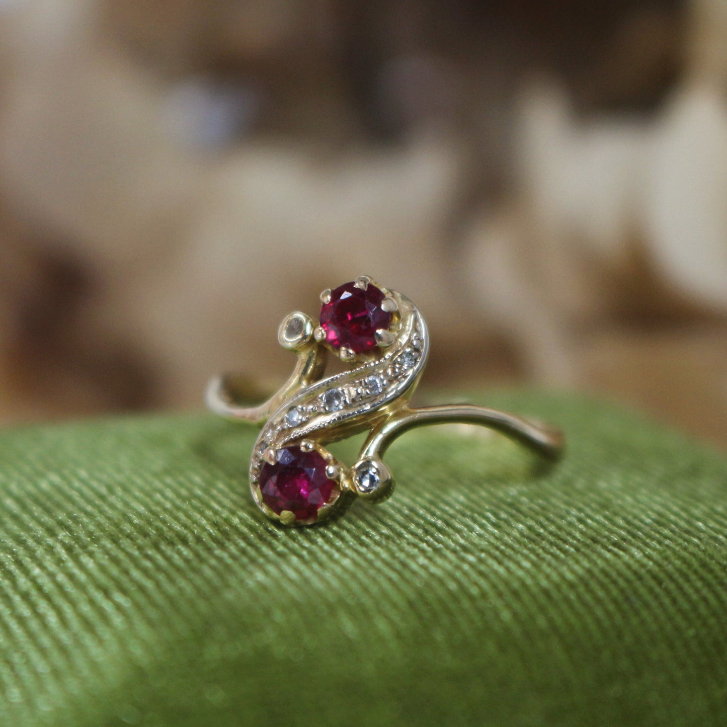 Bague "Toi et Moi " en or 18K ornée de deux rubis et de deux diamants