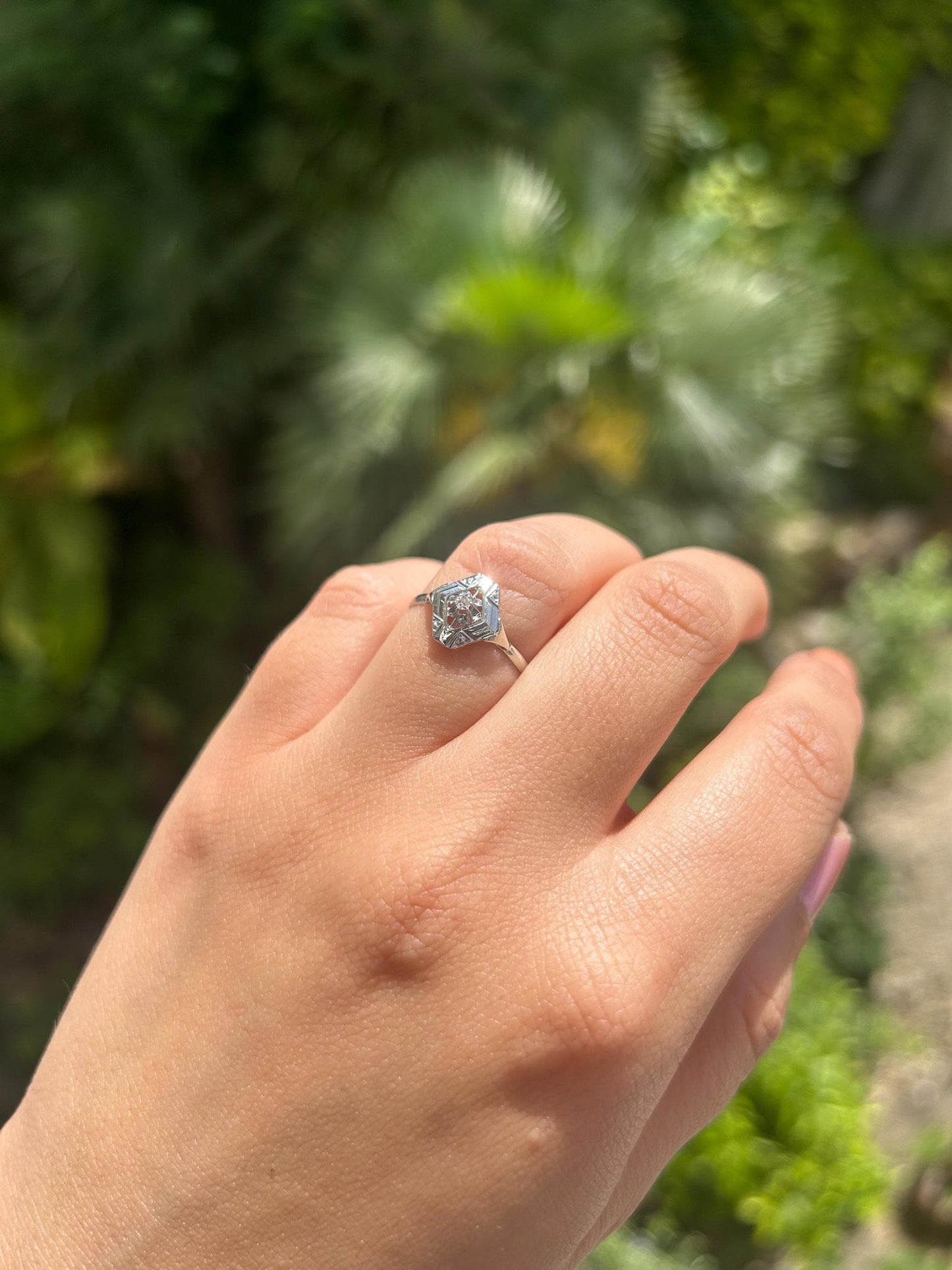 Bague époque Art Déco hexagonale en or blanc 18k et platine sertie d'un diamant taille ancienne