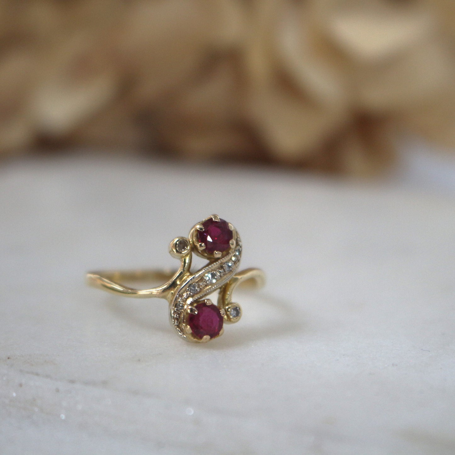 Bague "Toi et Moi " en or 18K ornée de deux rubis et de deux diamants