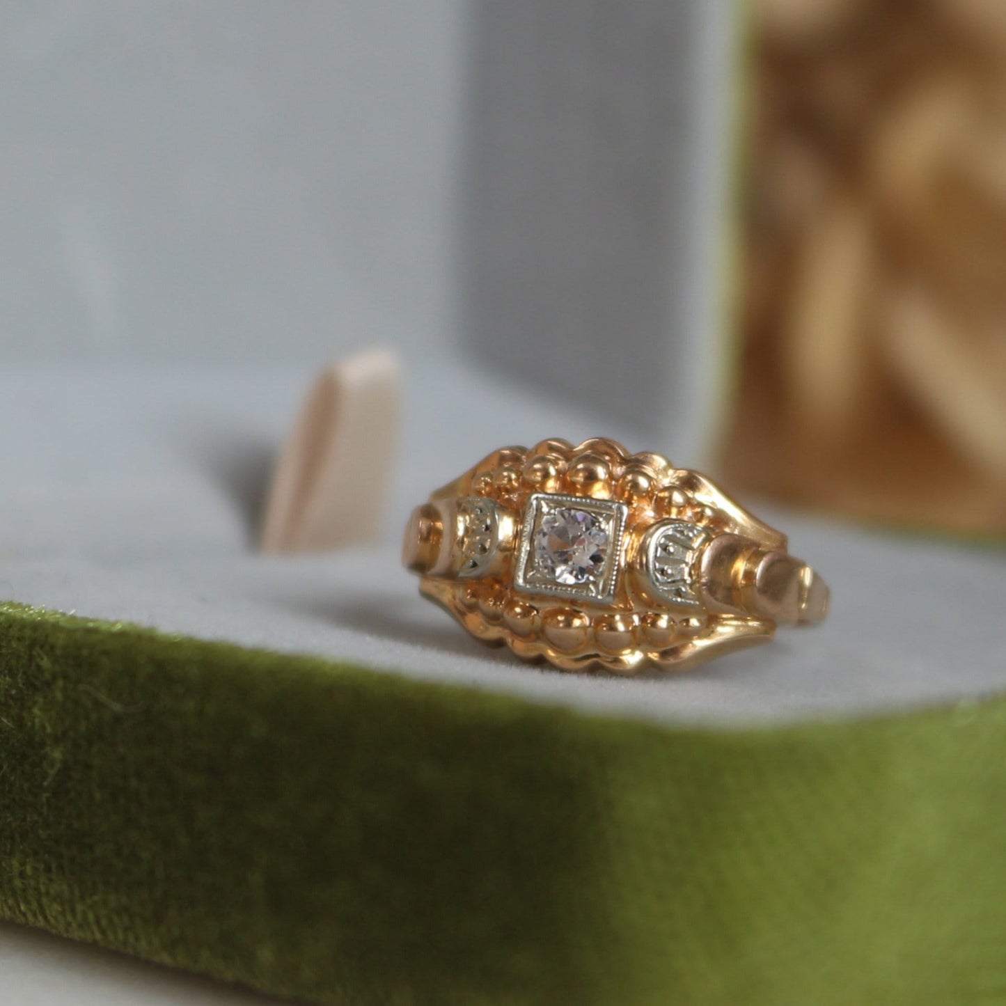Bague Tank en or rose 18k orné d'un diamant GVS 0,10ct – Chevalière femme vintage style Art Déco années 40