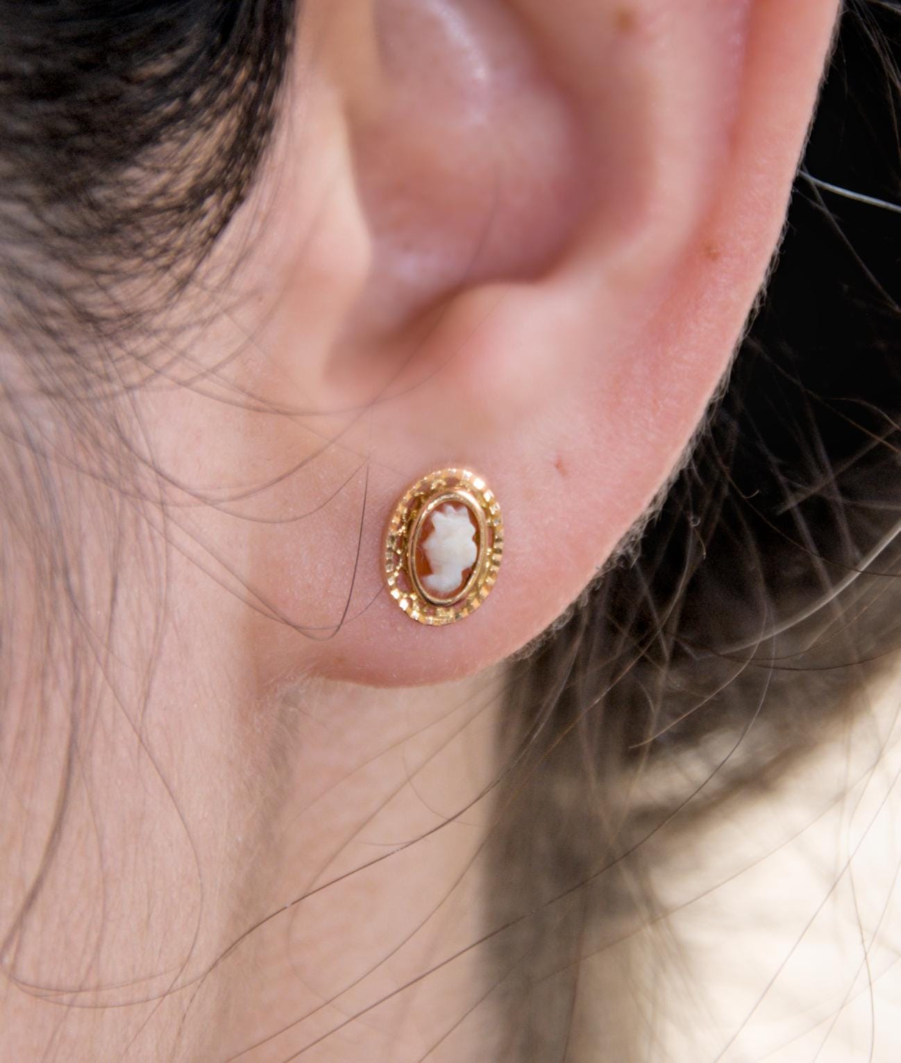 Puces d’oreilles vintage camées en or 18k, Profil sculpté, Fermoir Alpa sécurisé