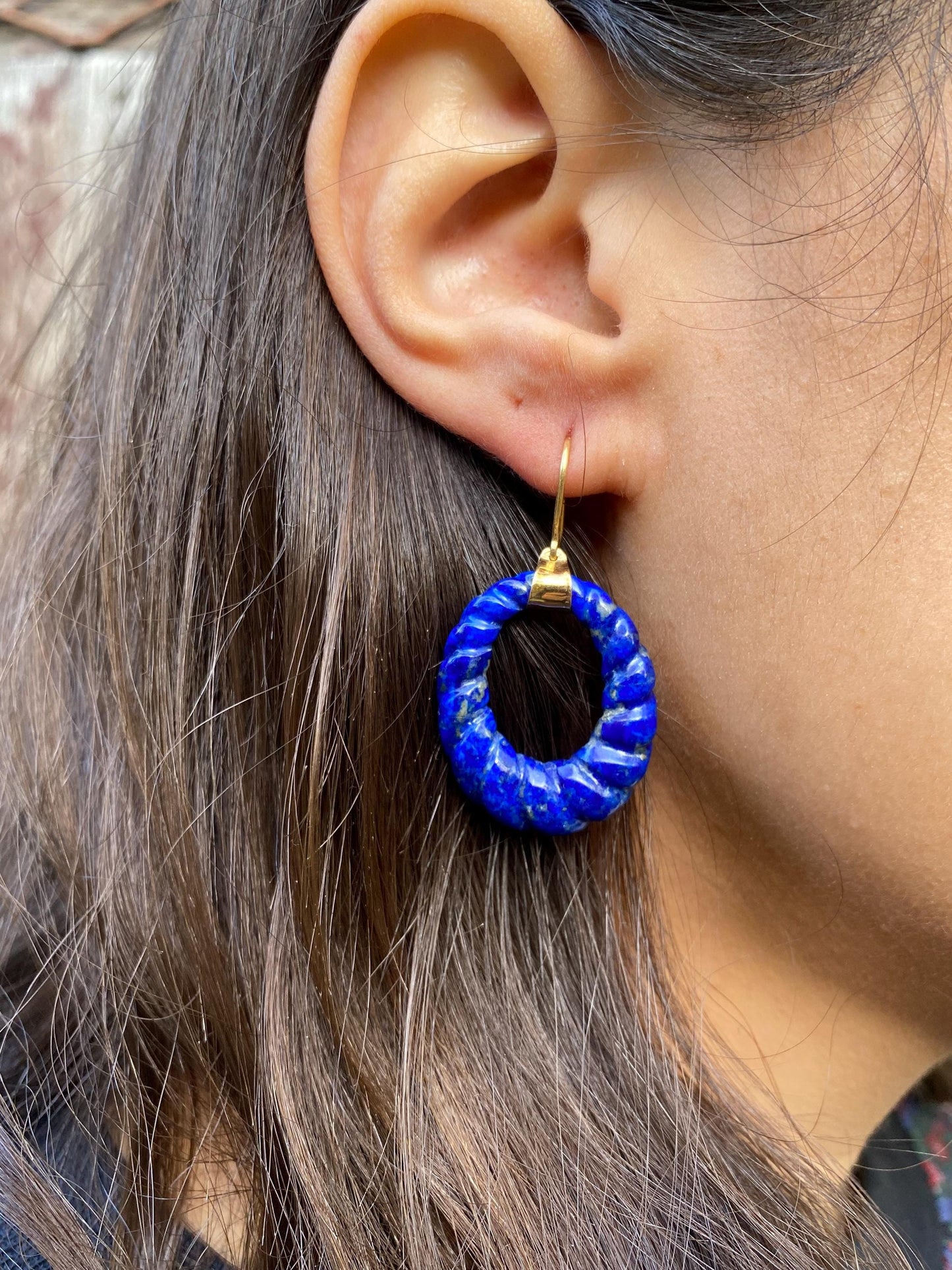 Boucle d'oreilles antique en or 18k et Lapis-lazuli sculptées en forme de créole godronné