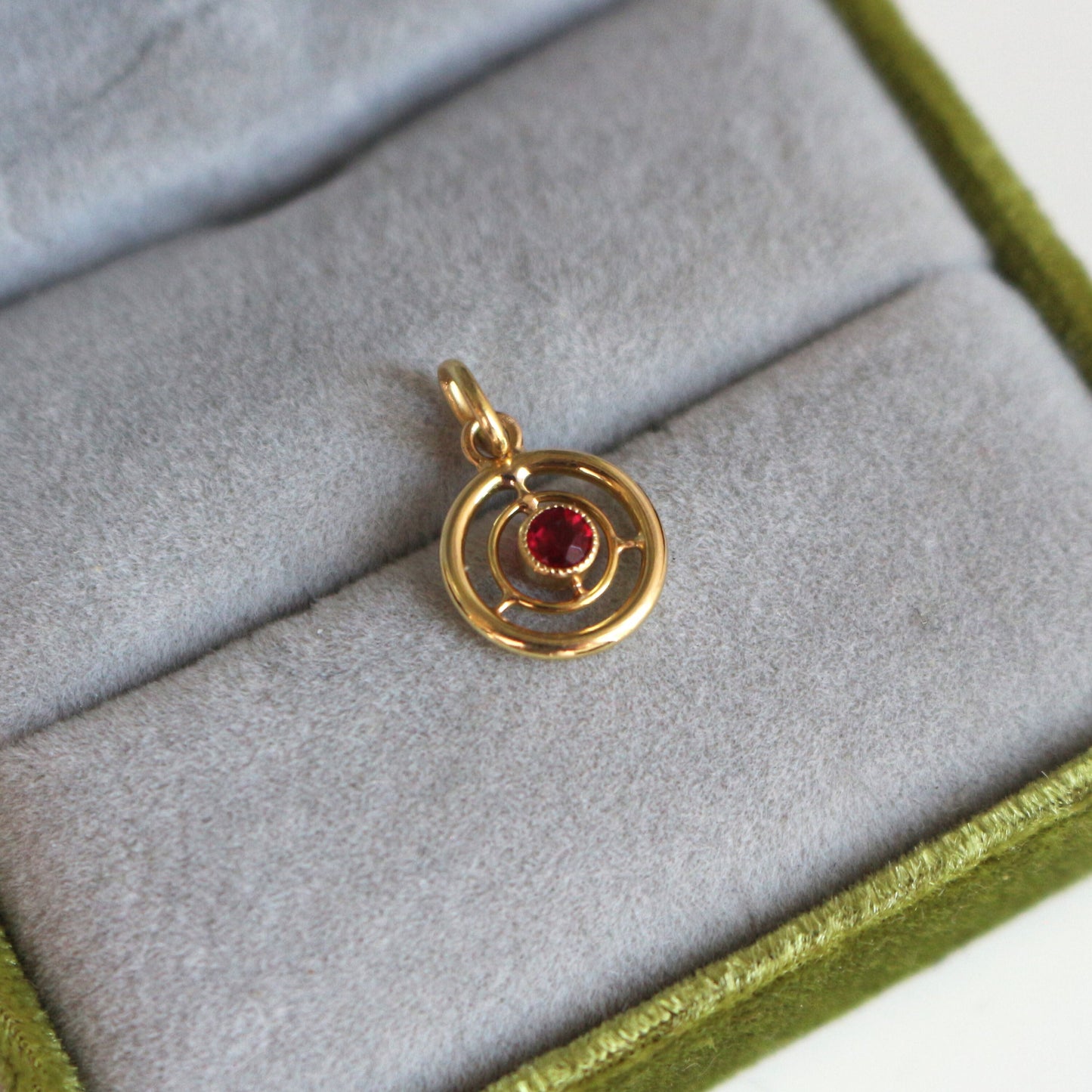 Pendentif cercles concentriques en or jaune 18k avec grenat naturel
