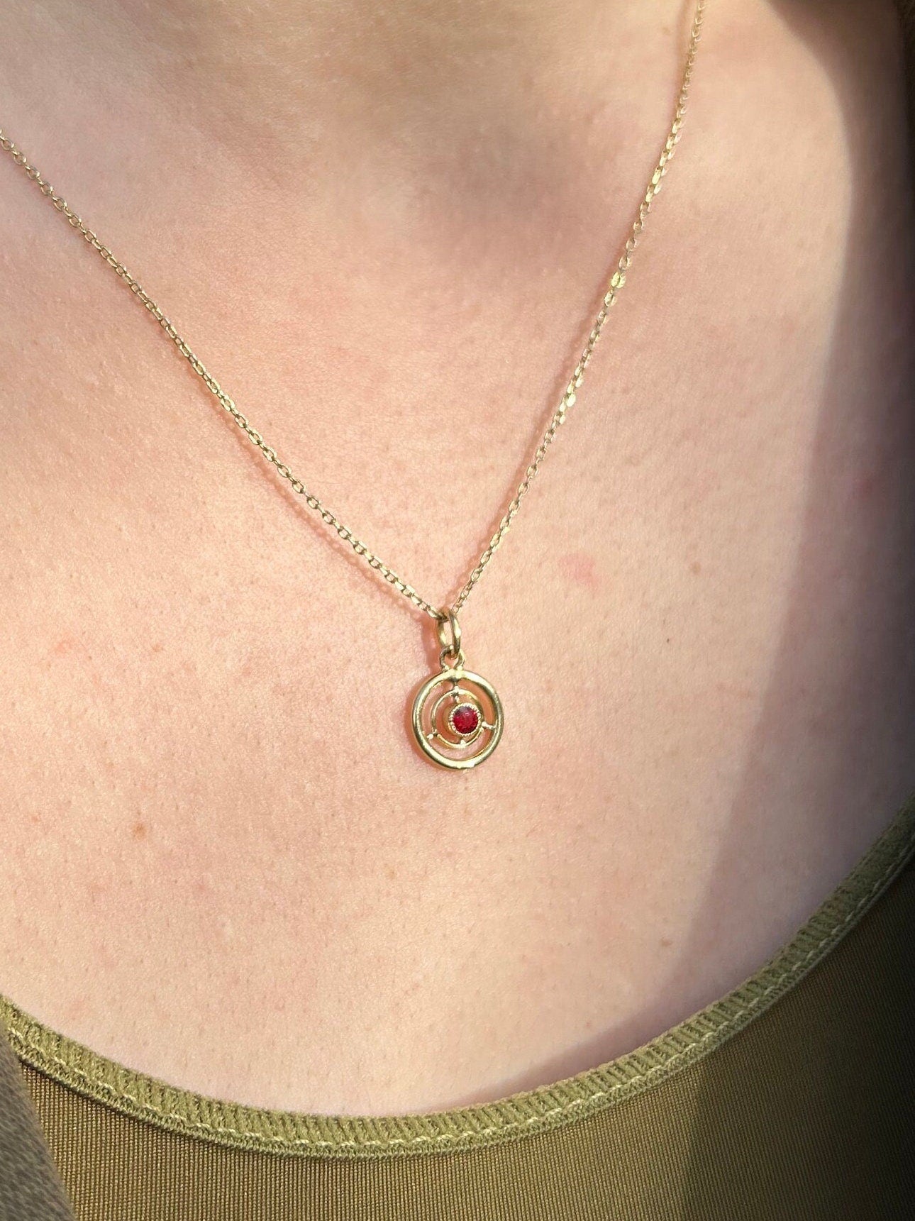 Pendentif cercles concentriques en or jaune 18k avec grenat naturel