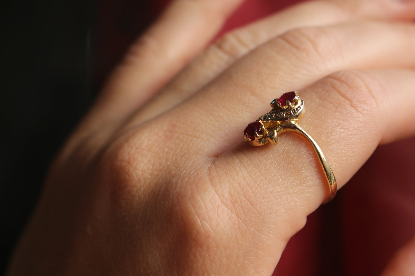 Bague "Toi et Moi " en or 18K ornée de deux rubis et de deux diamants