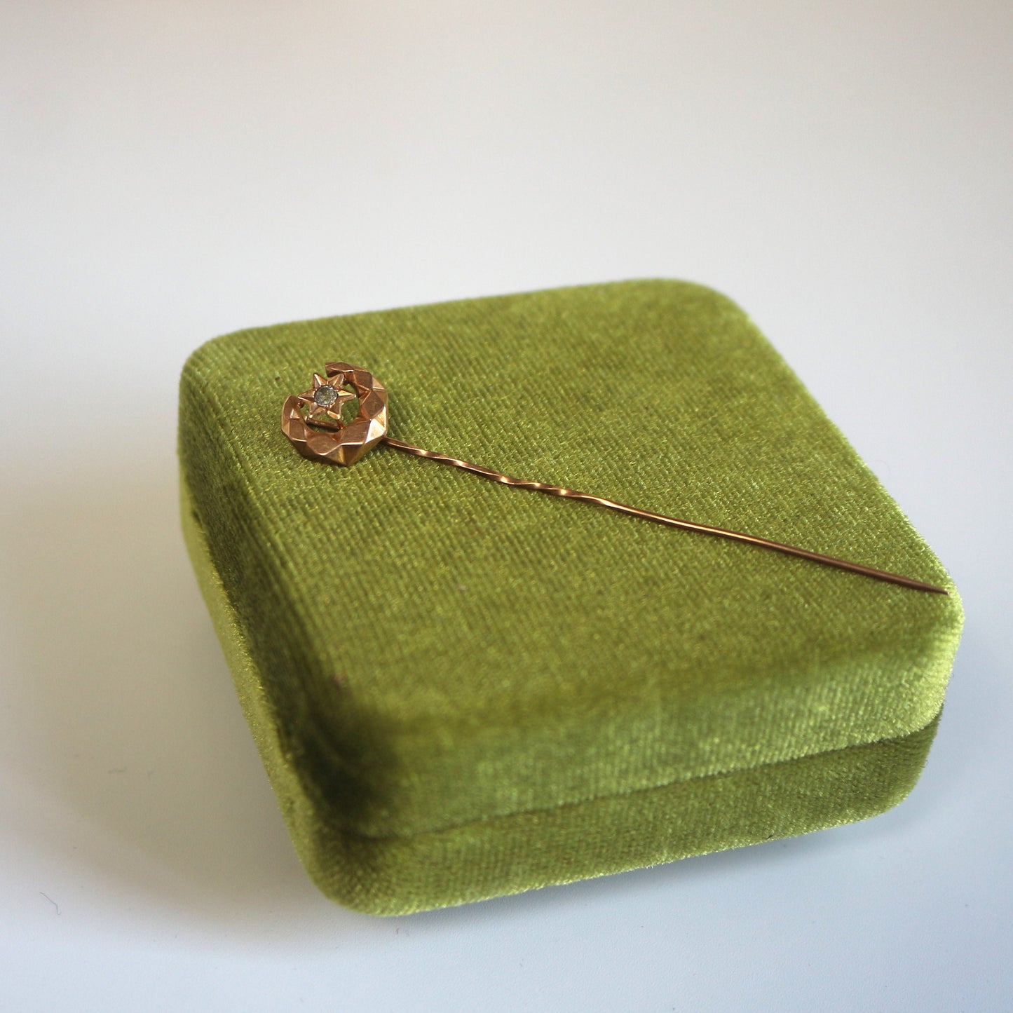 Pendentif ancien symbole lunaire en or 18k et diamant, représentant un croissant de lune et une étoile
