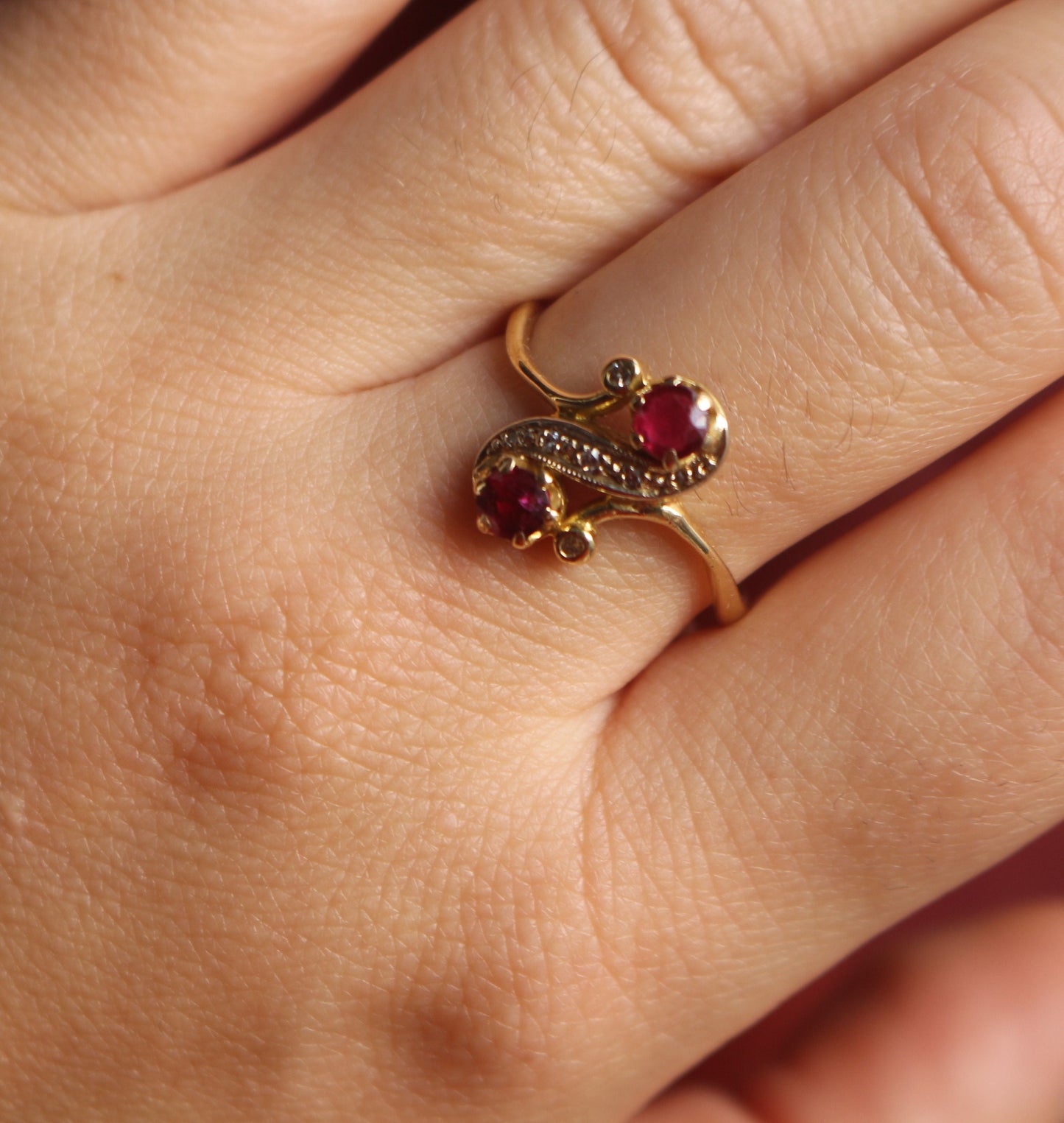 Bague "Toi et Moi " en or 18K ornée de deux rubis et de deux diamants