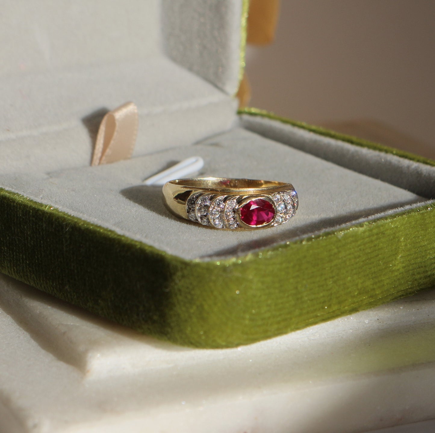 Bague de fiançailles ancienne en Or 14K sertie d'un rubis et entourage de pierres blanches
