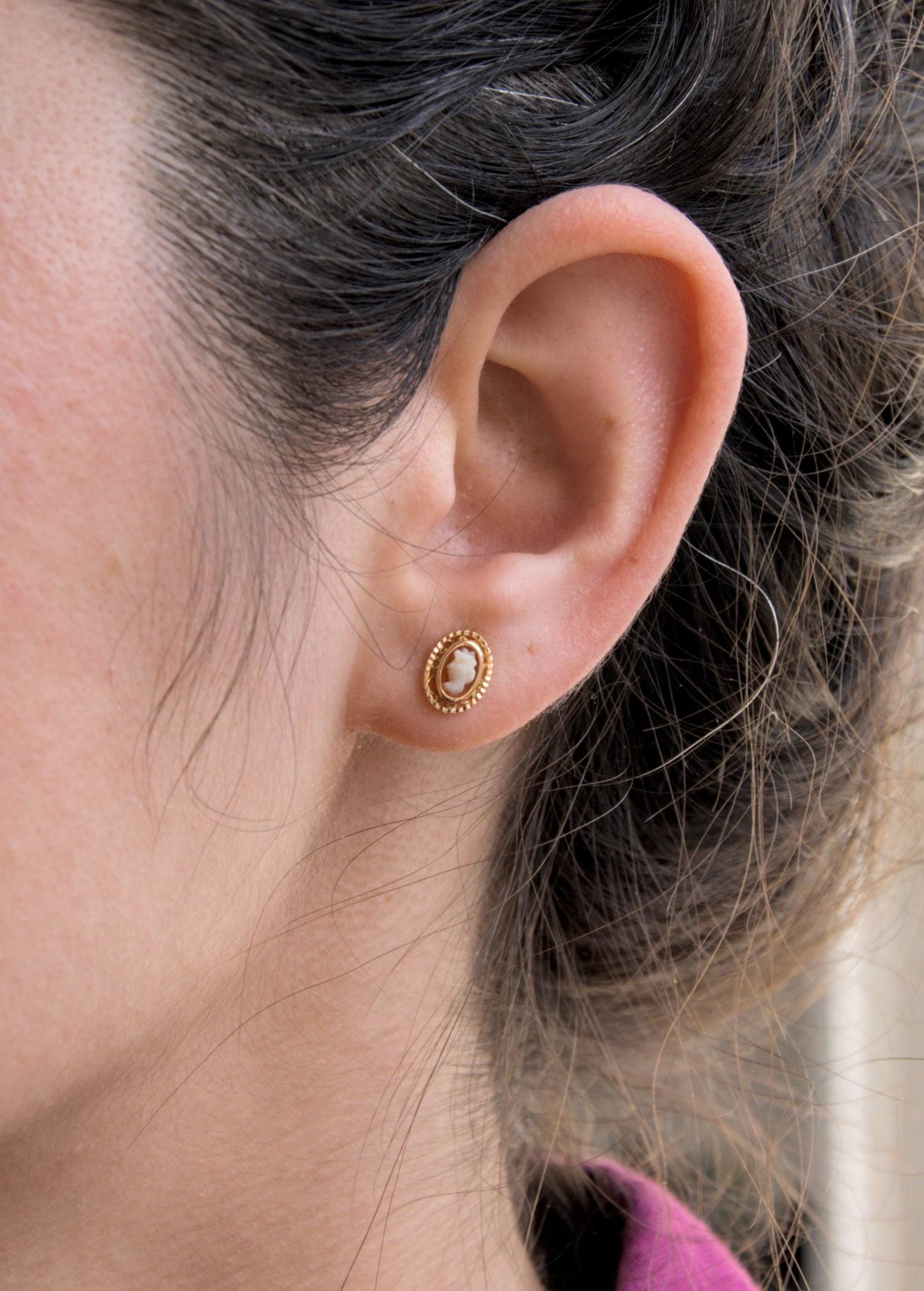 Puces d’oreilles vintage camées en or 18k, Profil sculpté, Fermoir Alpa sécurisé
