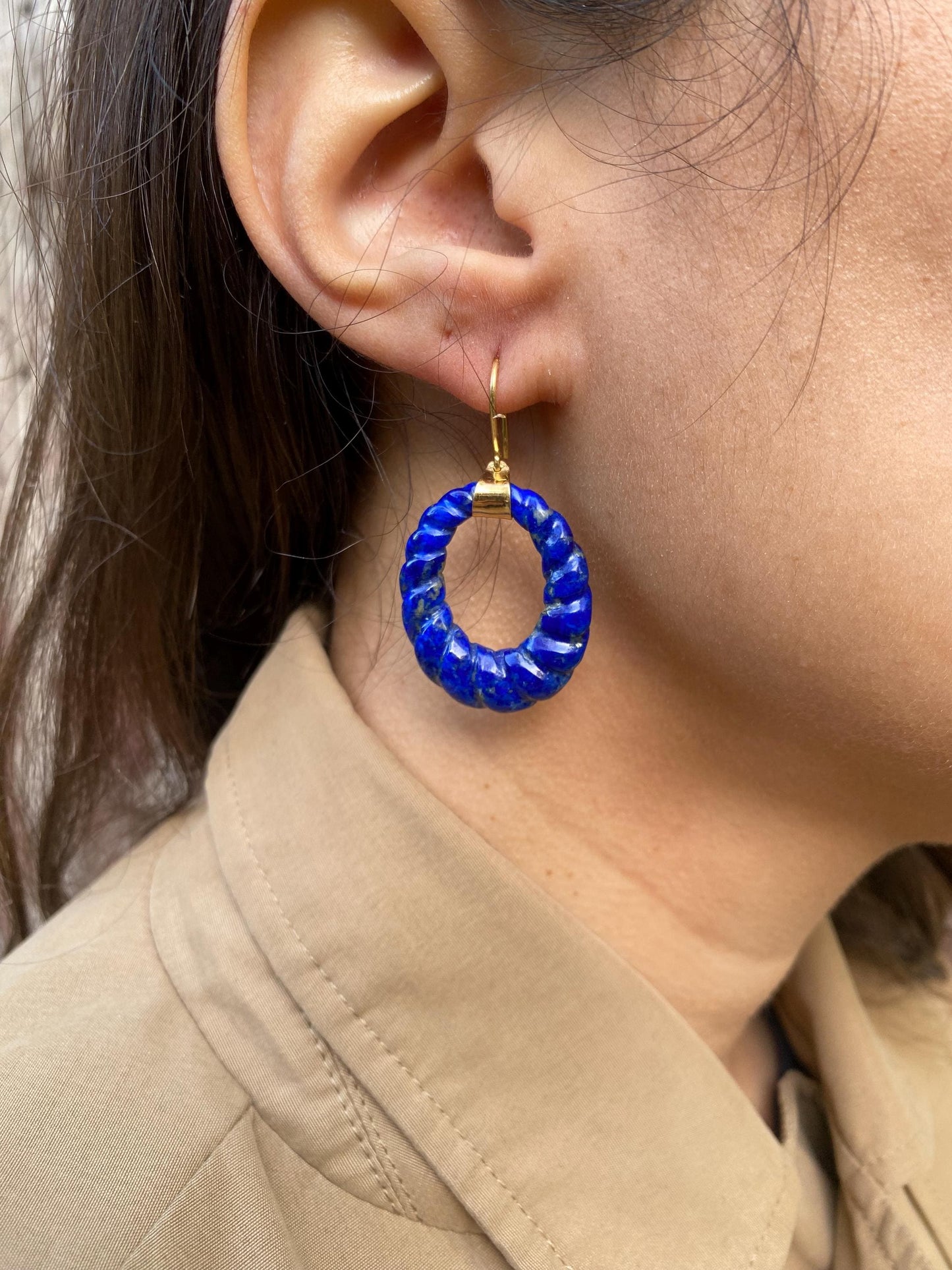 Boucle d'oreilles antique en or 18k et Lapis-lazuli sculptées en forme de créole godronné