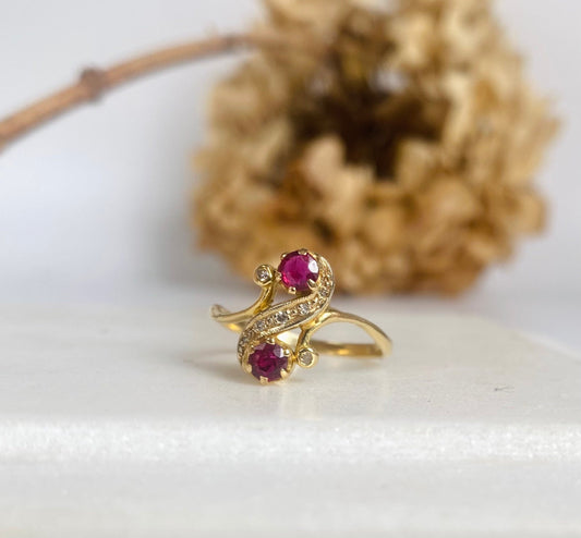 Bague "Toi et Moi " en or 18K ornée de deux rubis et de deux diamants