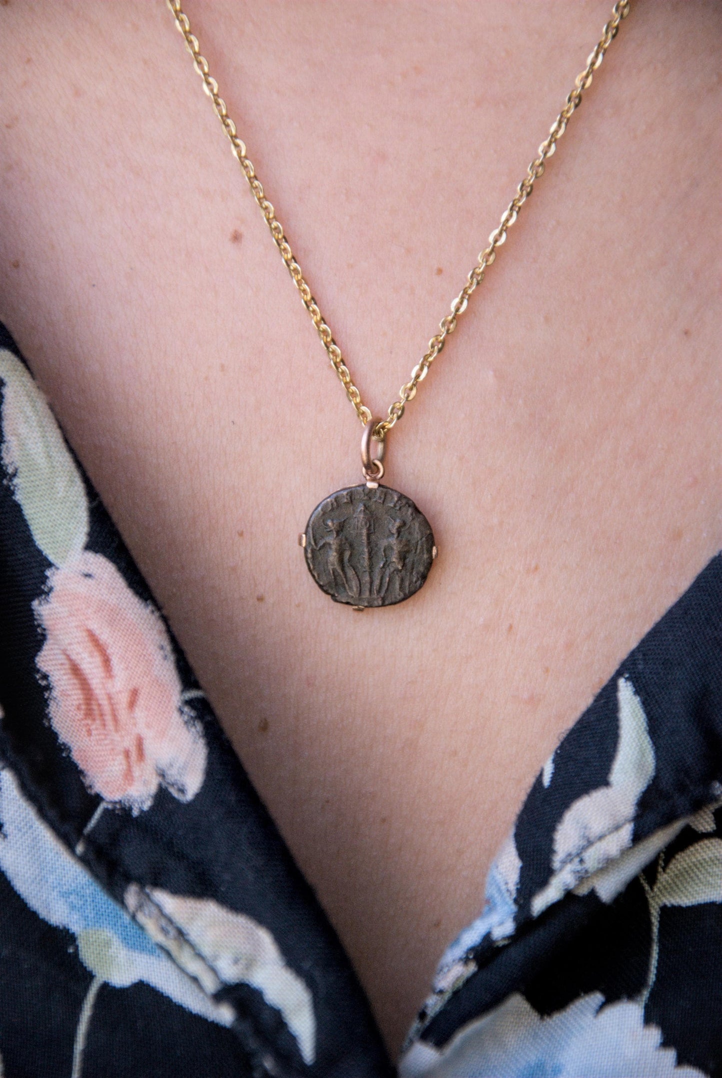 Pendentif pièce de monnaie romaine en bronze montée sur or 18K